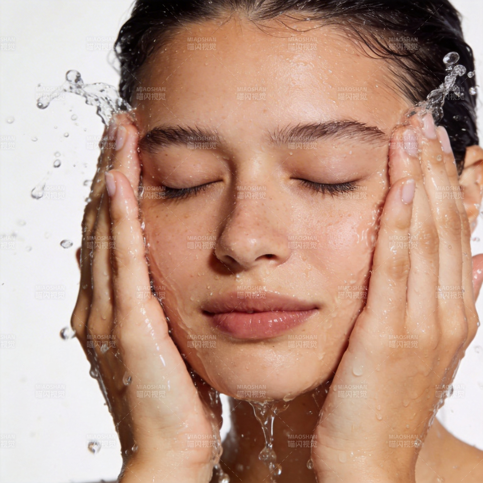 清水洁面 闭目享受宁静时刻图片