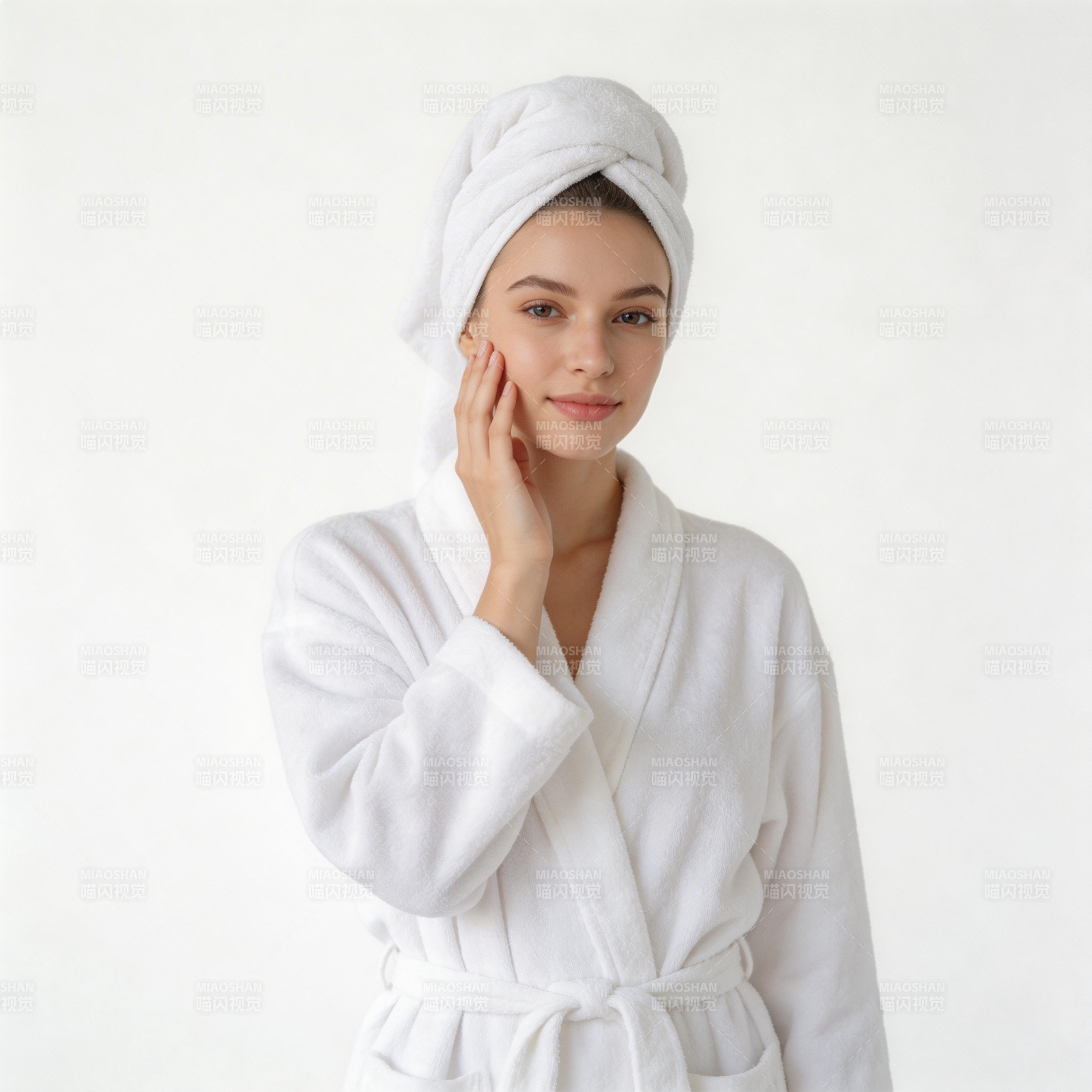 白浴袍少女轻抚脸颊图片