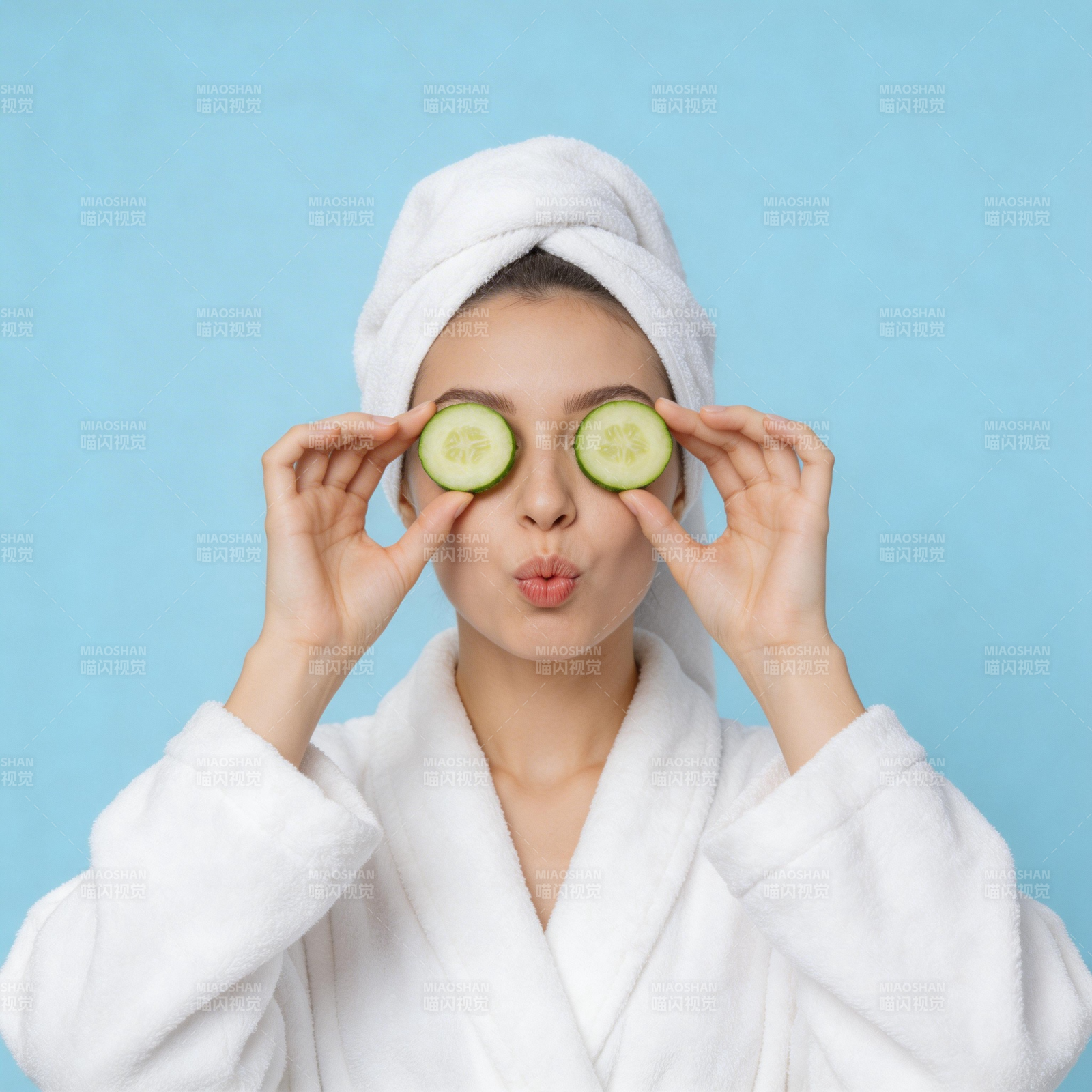 黄瓜敷眼 萌趣护肤时刻图片