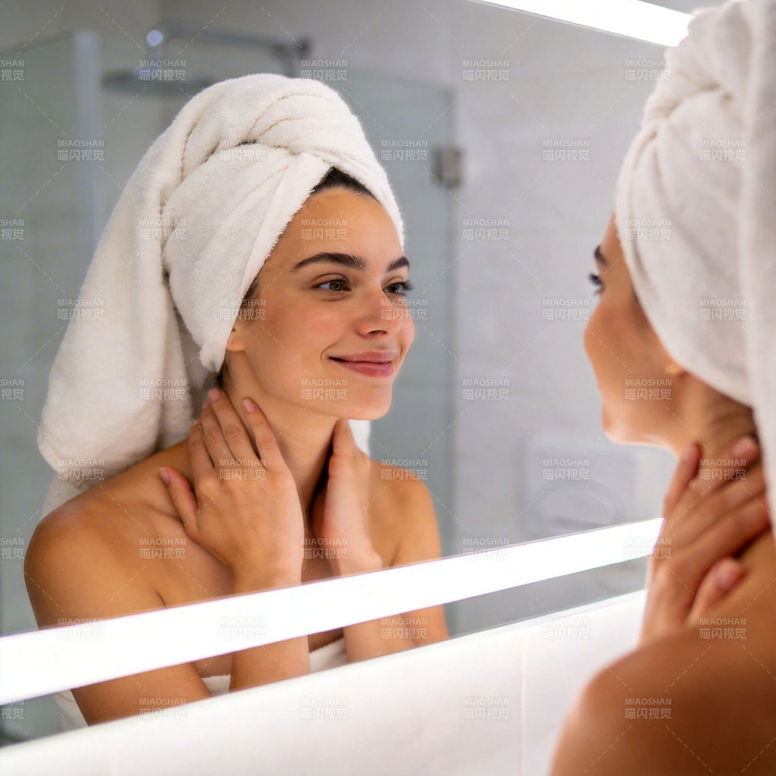 浴后镜前 温柔抚颈微笑图片