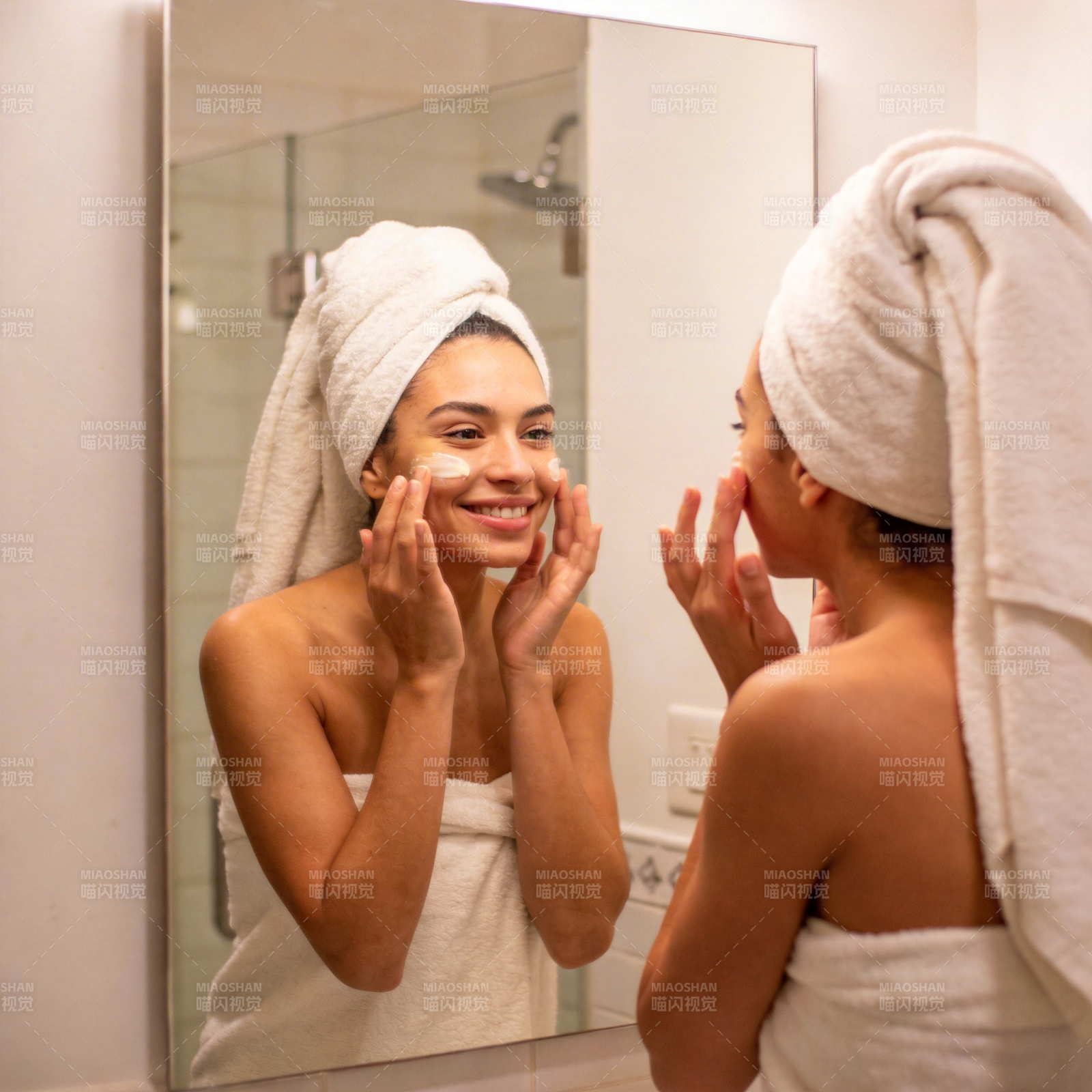 毛巾裹身 镜前护肤微笑图片