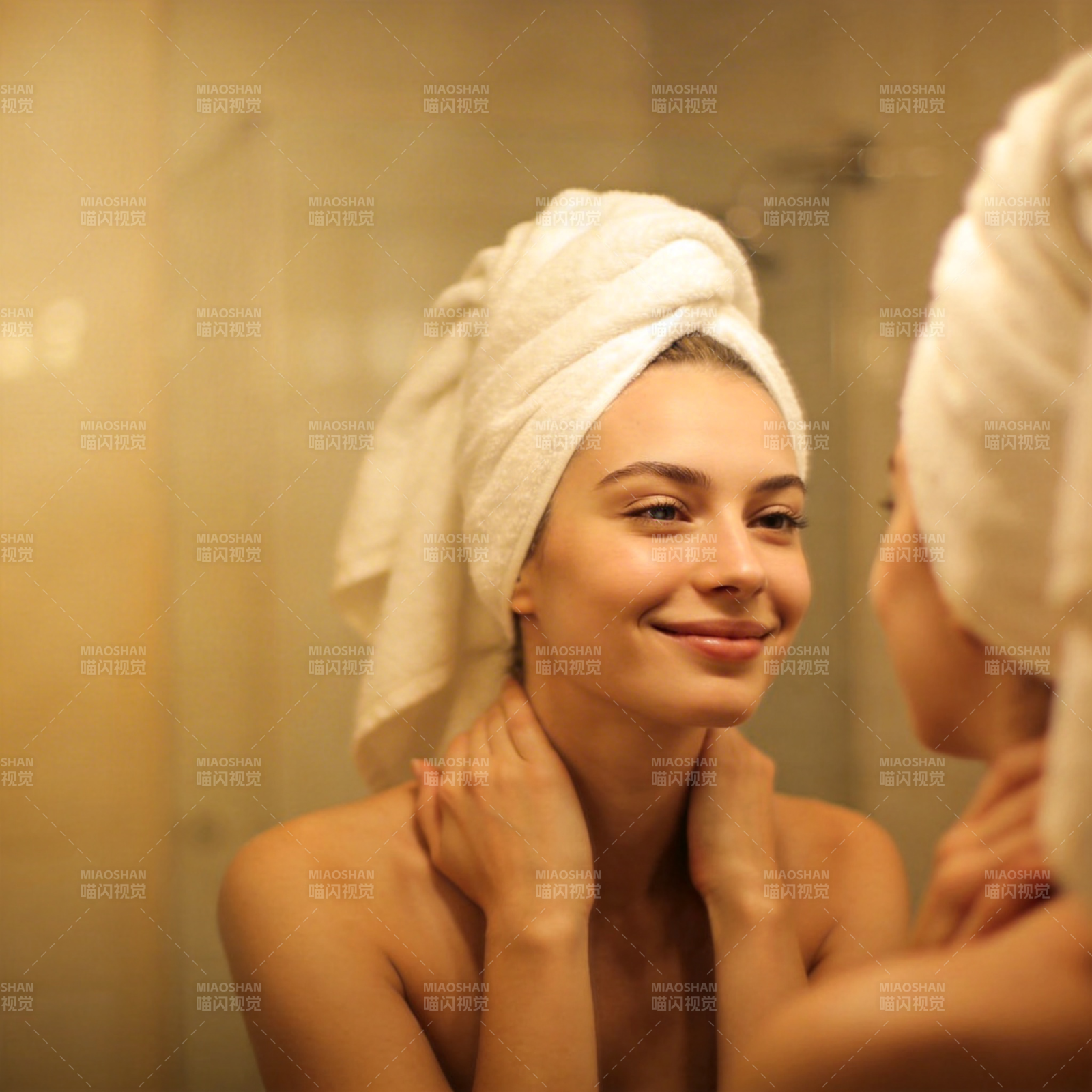 浴后微笑 毛巾包头自赏图片