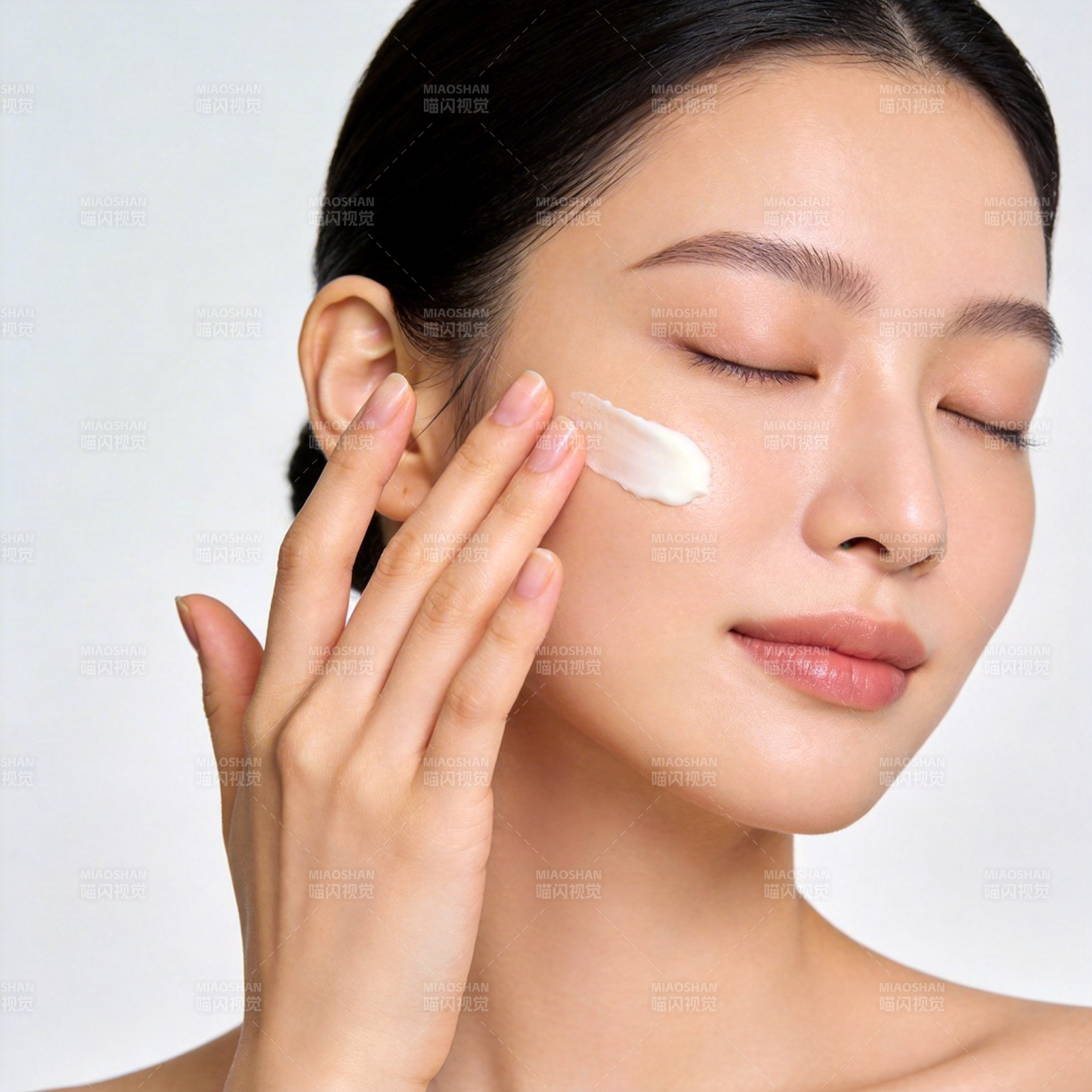 轻抚面霜 闭目享受护肤时刻图片