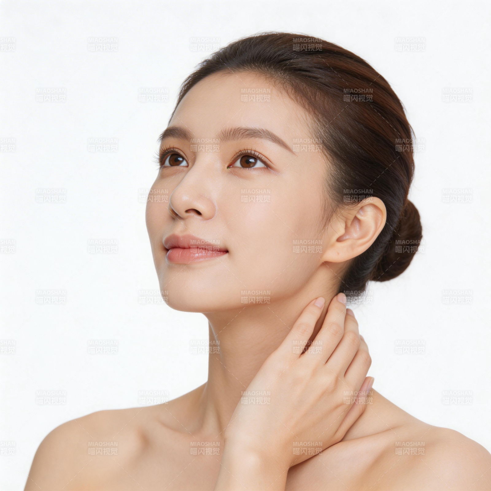 轻抚颈项 肌肤如瓷般柔润图片