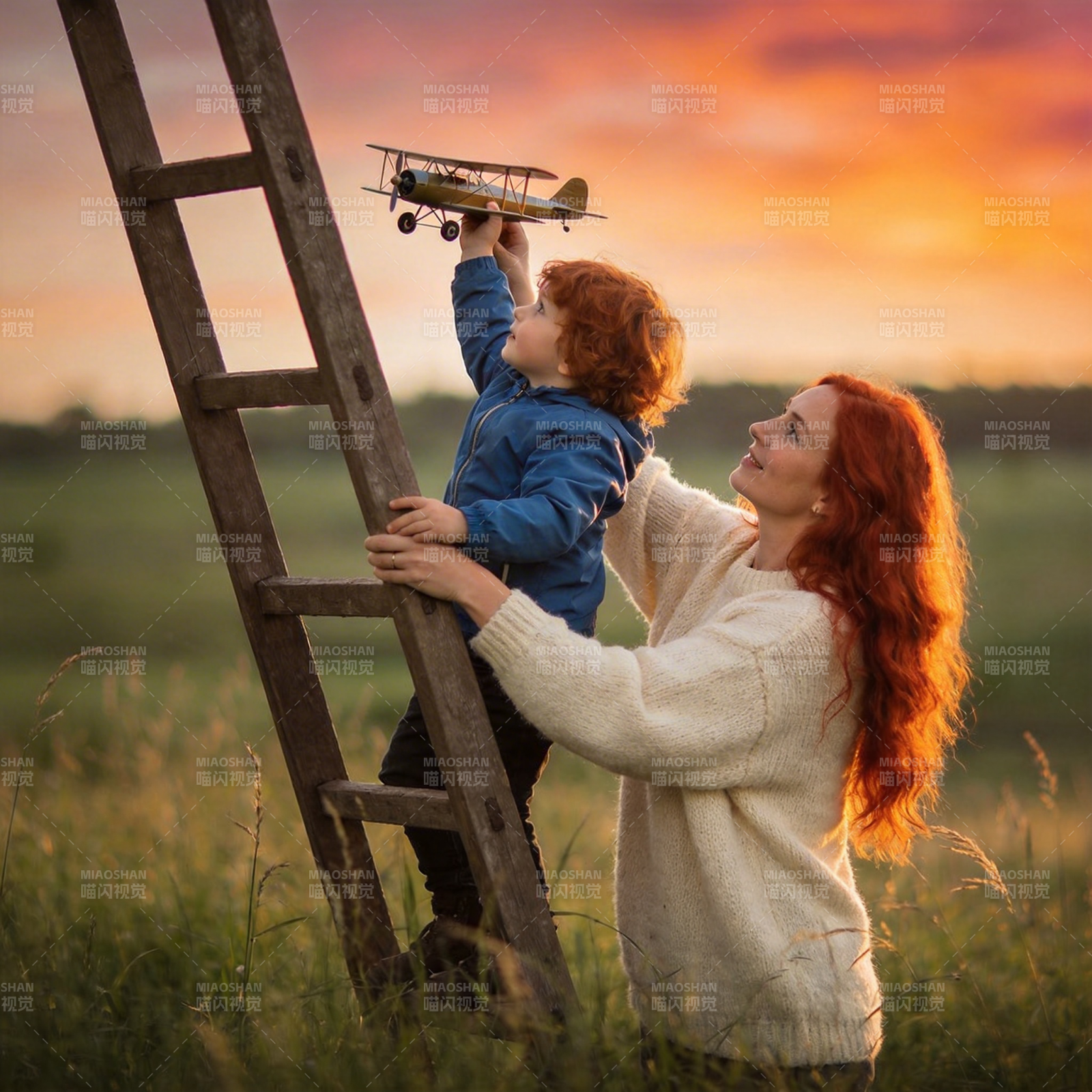 夕阳下 母子共逐飞机梦图片