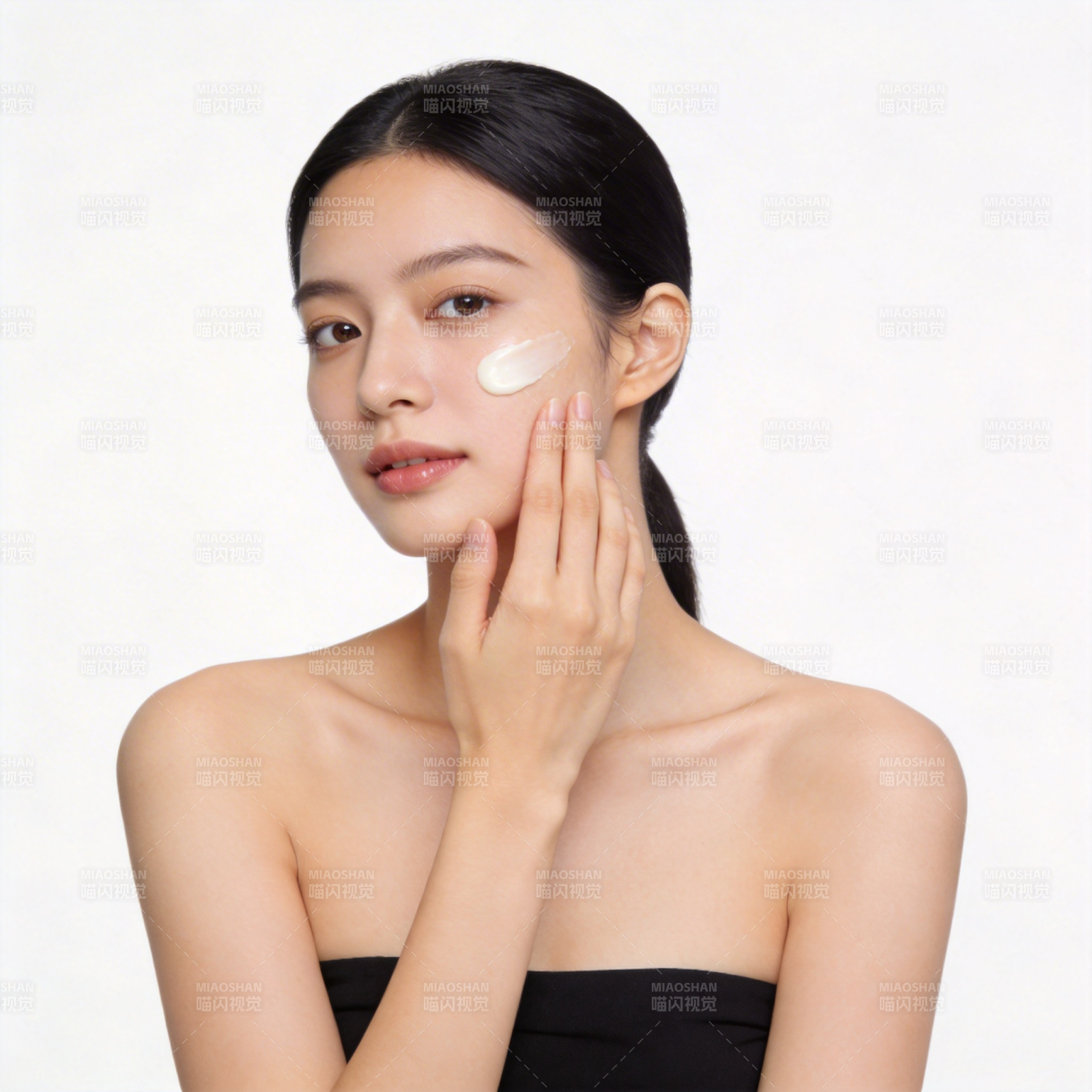 轻抚面颊 焕亮肌肤图片