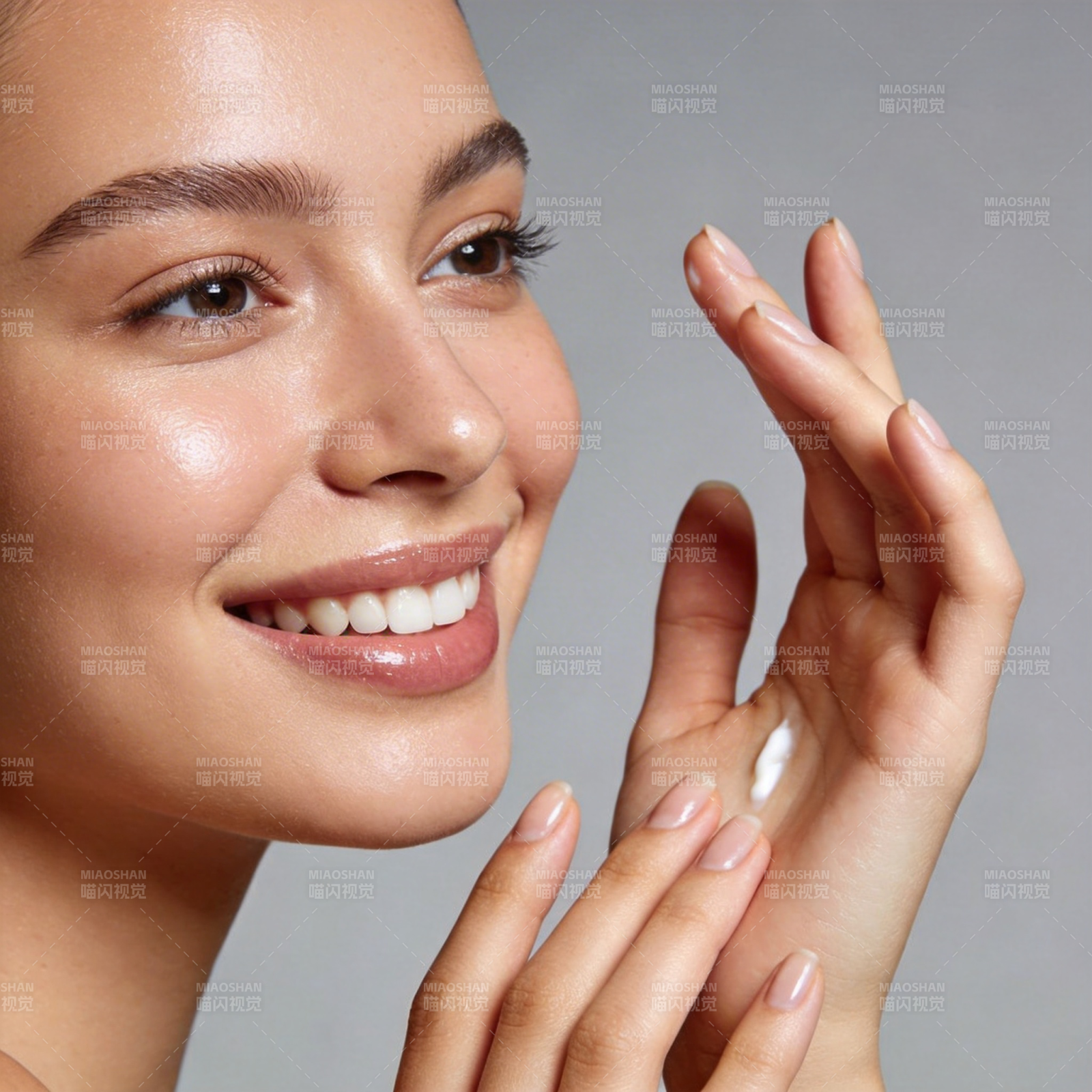 肌肤焕亮 指尖轻抚柔润图片