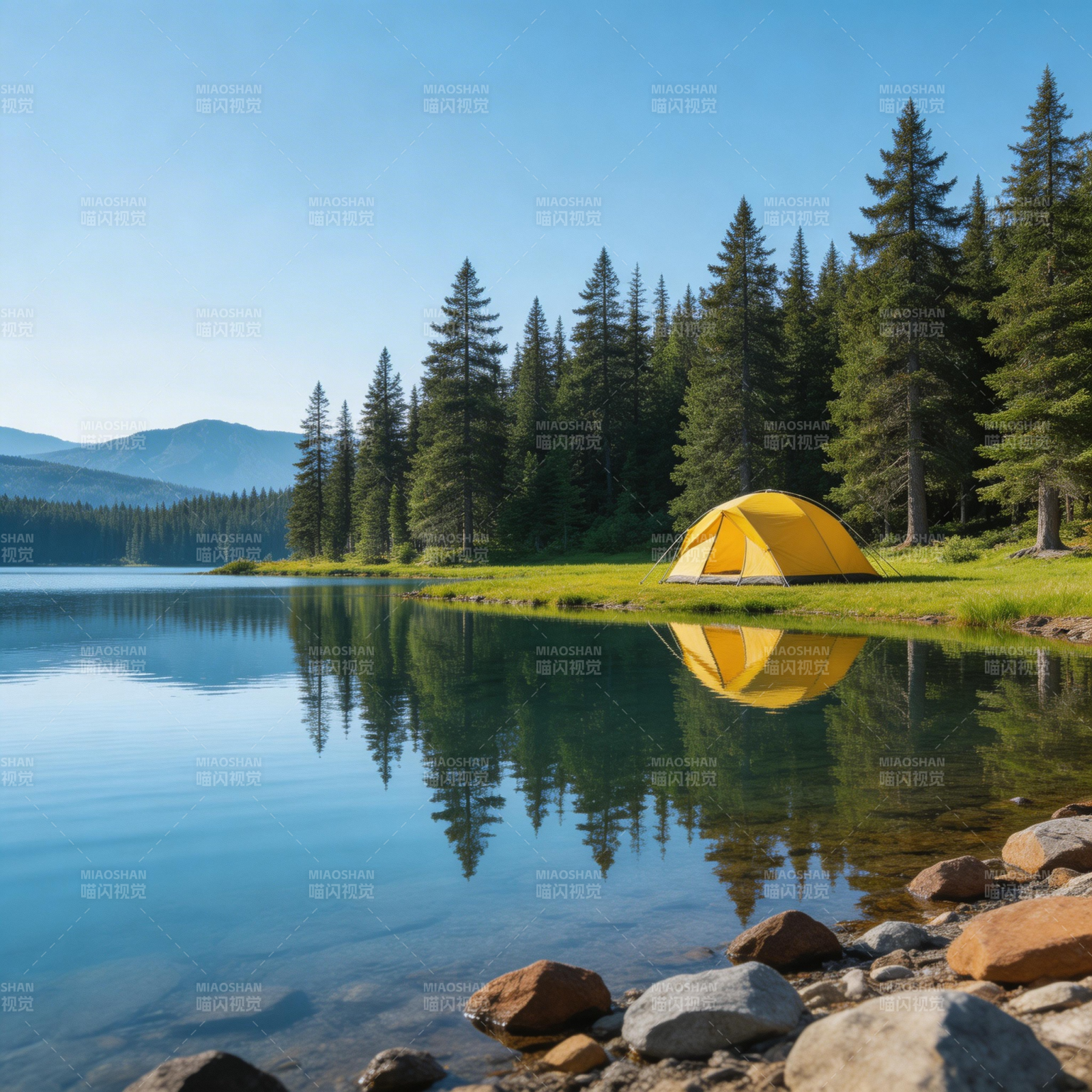 湖畔黄帐 松林倒影如画图片