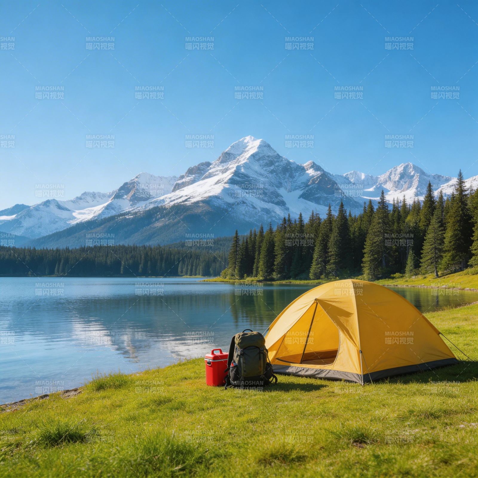 雪山湖畔黄帐篷露营图片