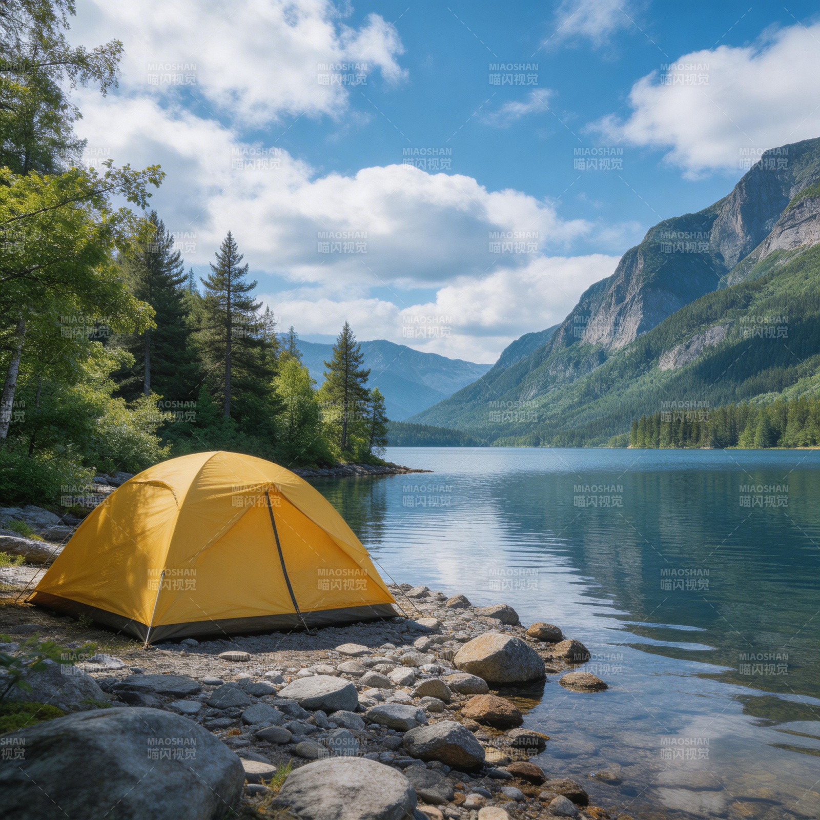 湖畔黄帐 山静云悠图片