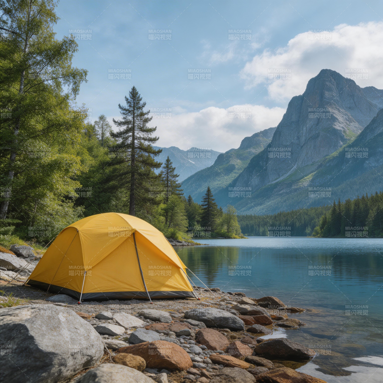 湖畔黄帐 山景如画图片