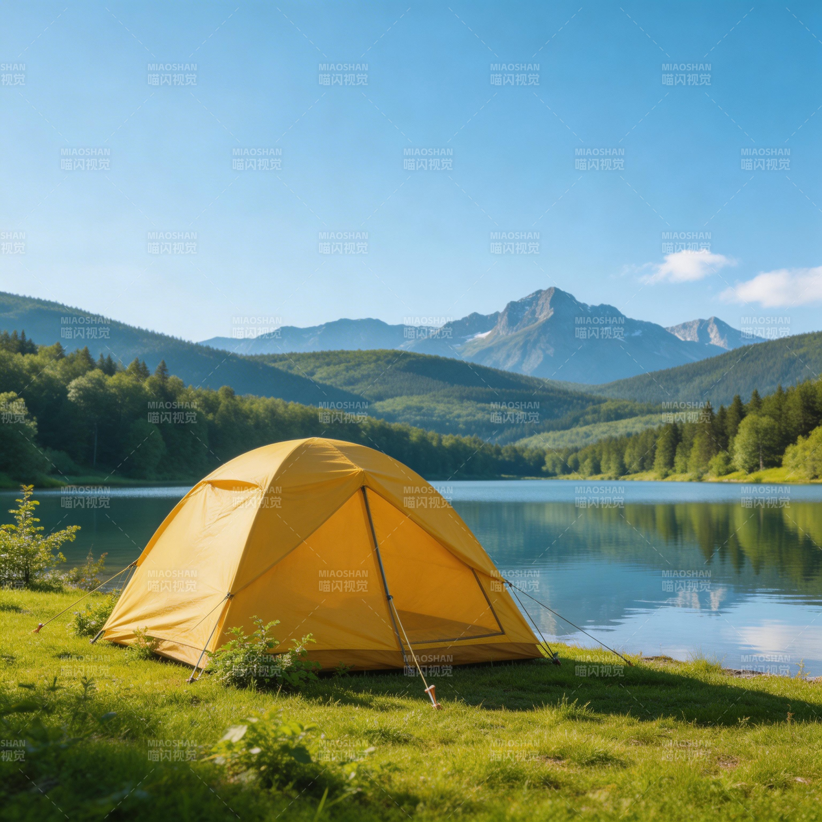 湖畔黄帐篷 山景如画图片