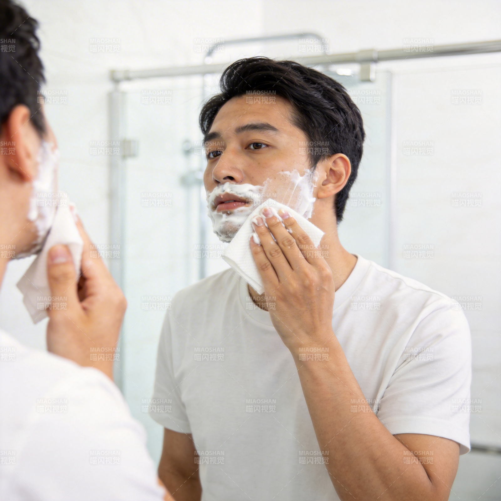 男子镜前剃须 泡沫满面图片