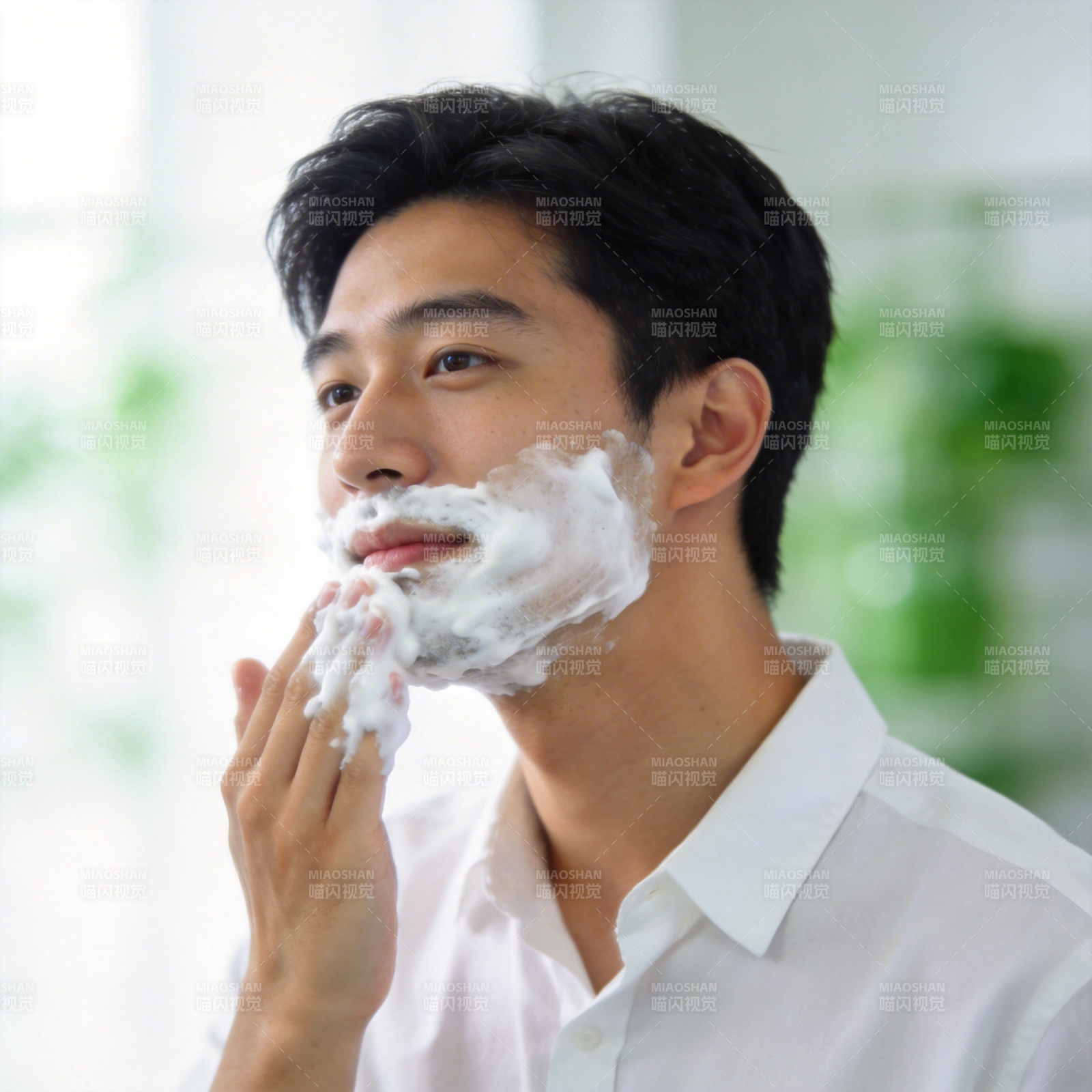 男士剃须泡沫护理瞬间图片