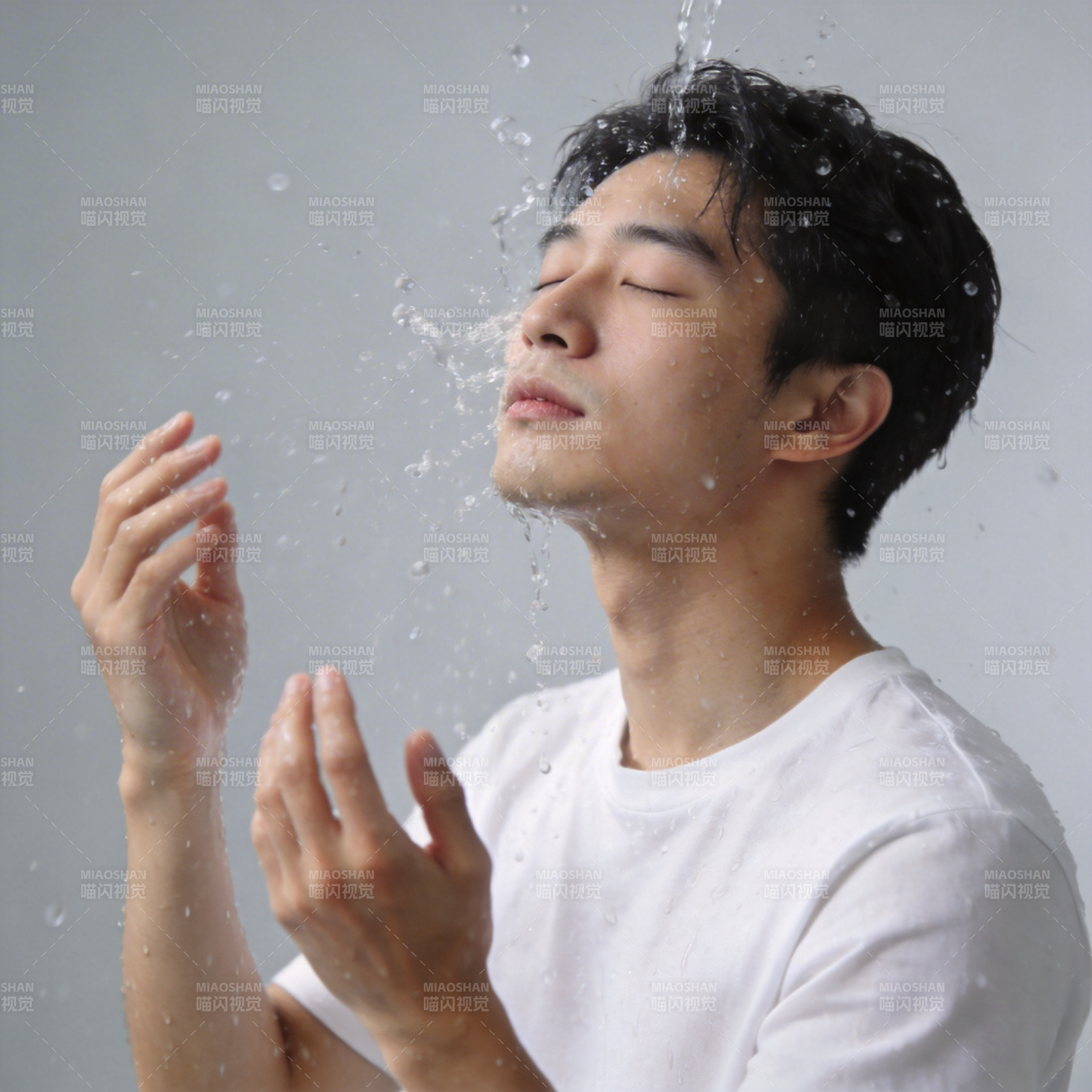 水花飞溅 闭目享受清凉图片