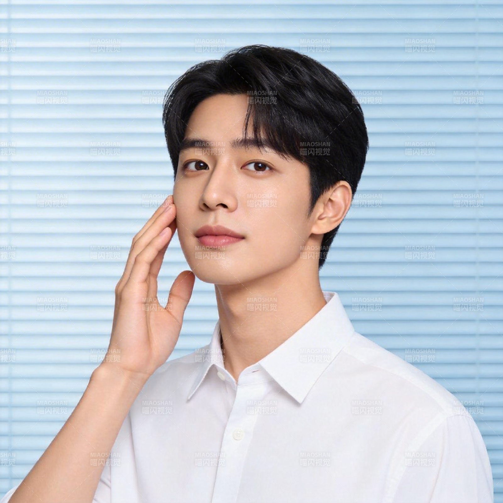 白衬衫少年轻抚脸颊图片