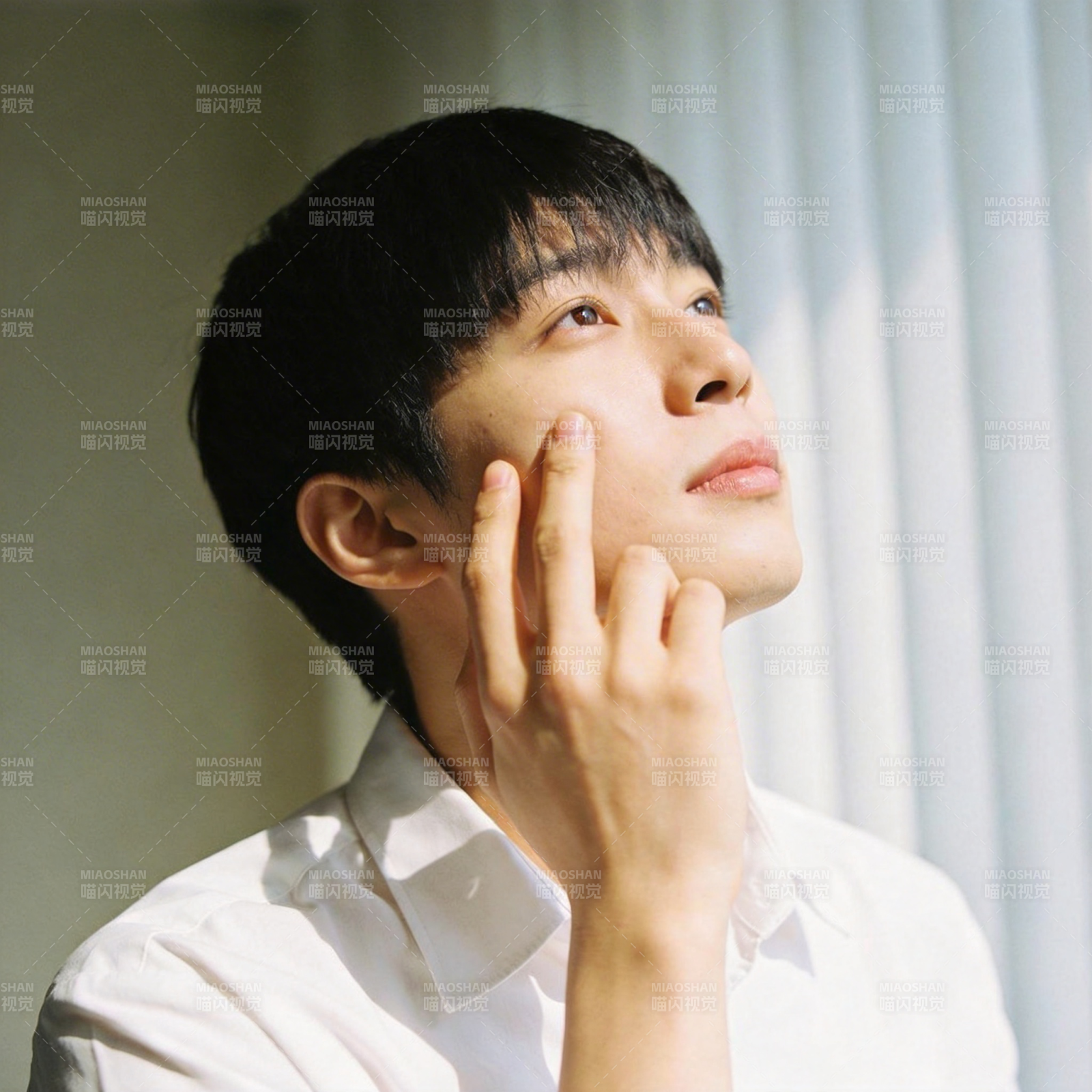 阳光少年 手托脸颊凝望图片