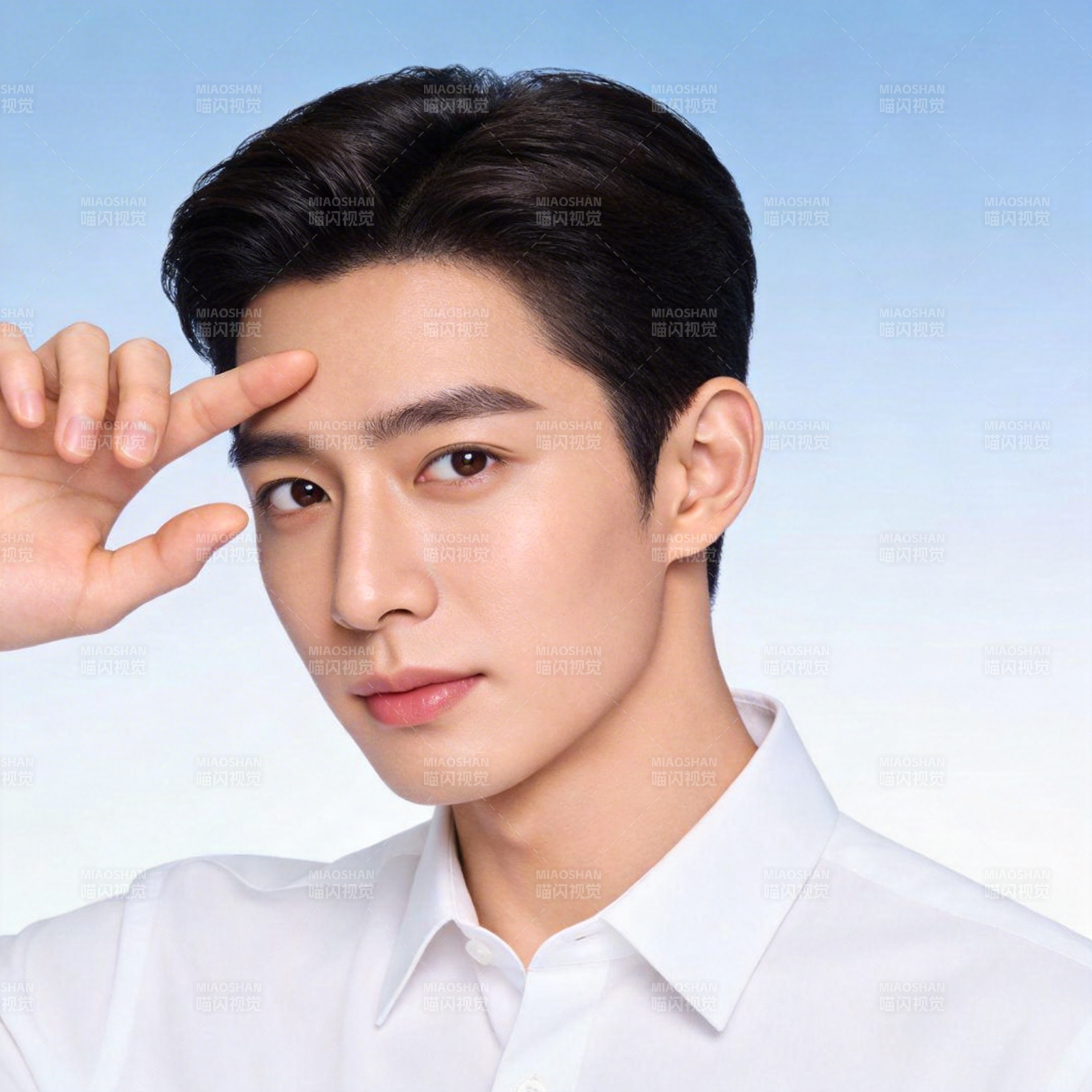 白衣少年敬礼微笑图片