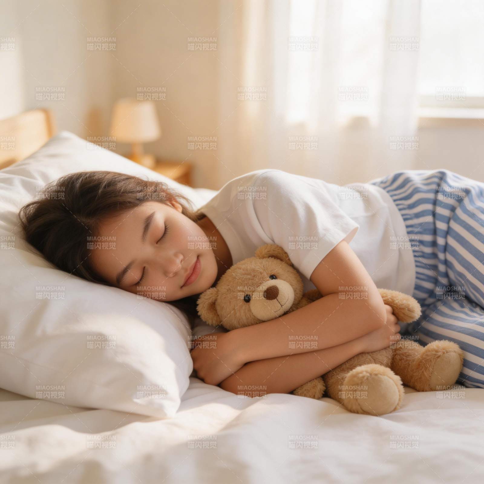 抱熊入睡 阳光温柔伴梦乡图片