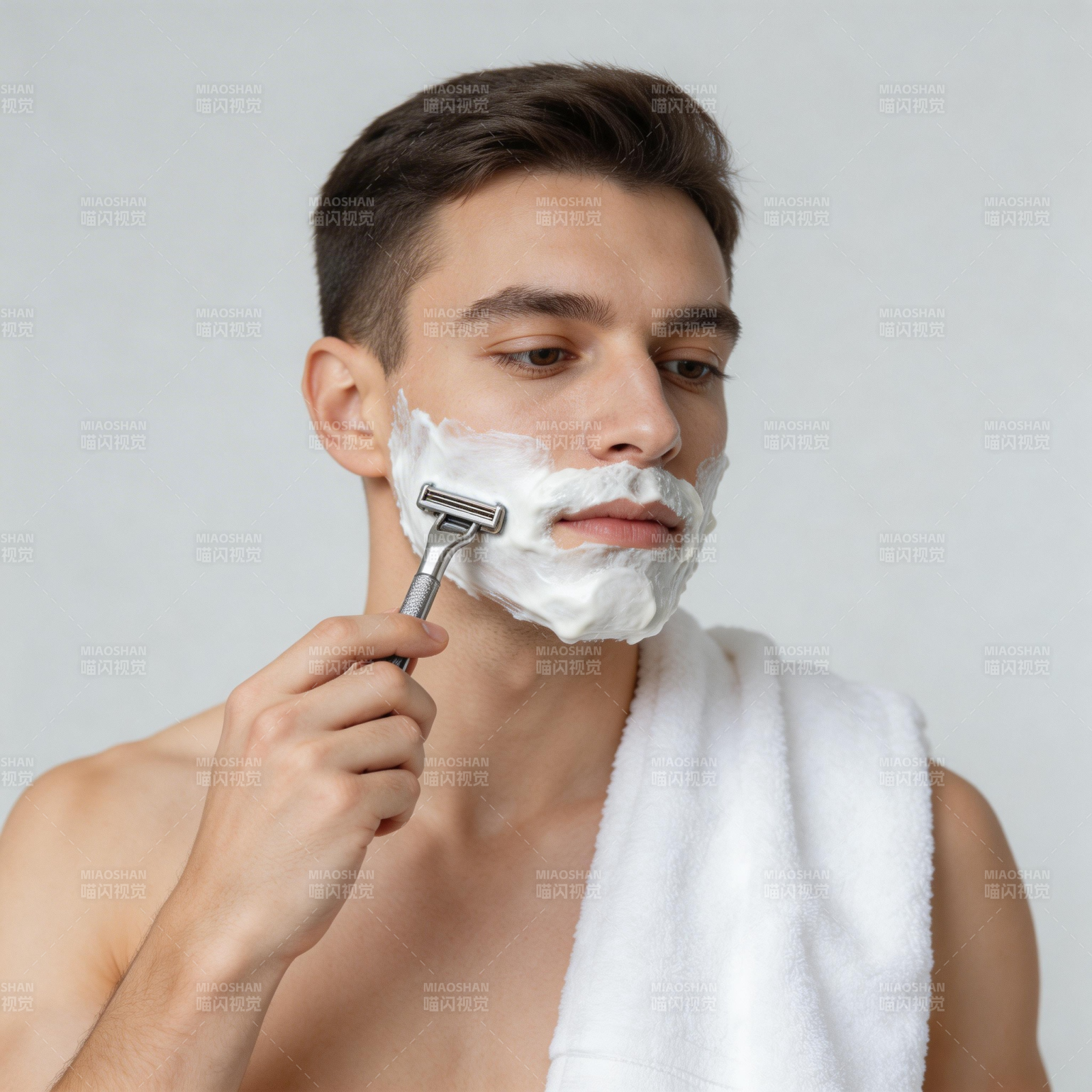 男士剃须 泡沫满面专注中图片