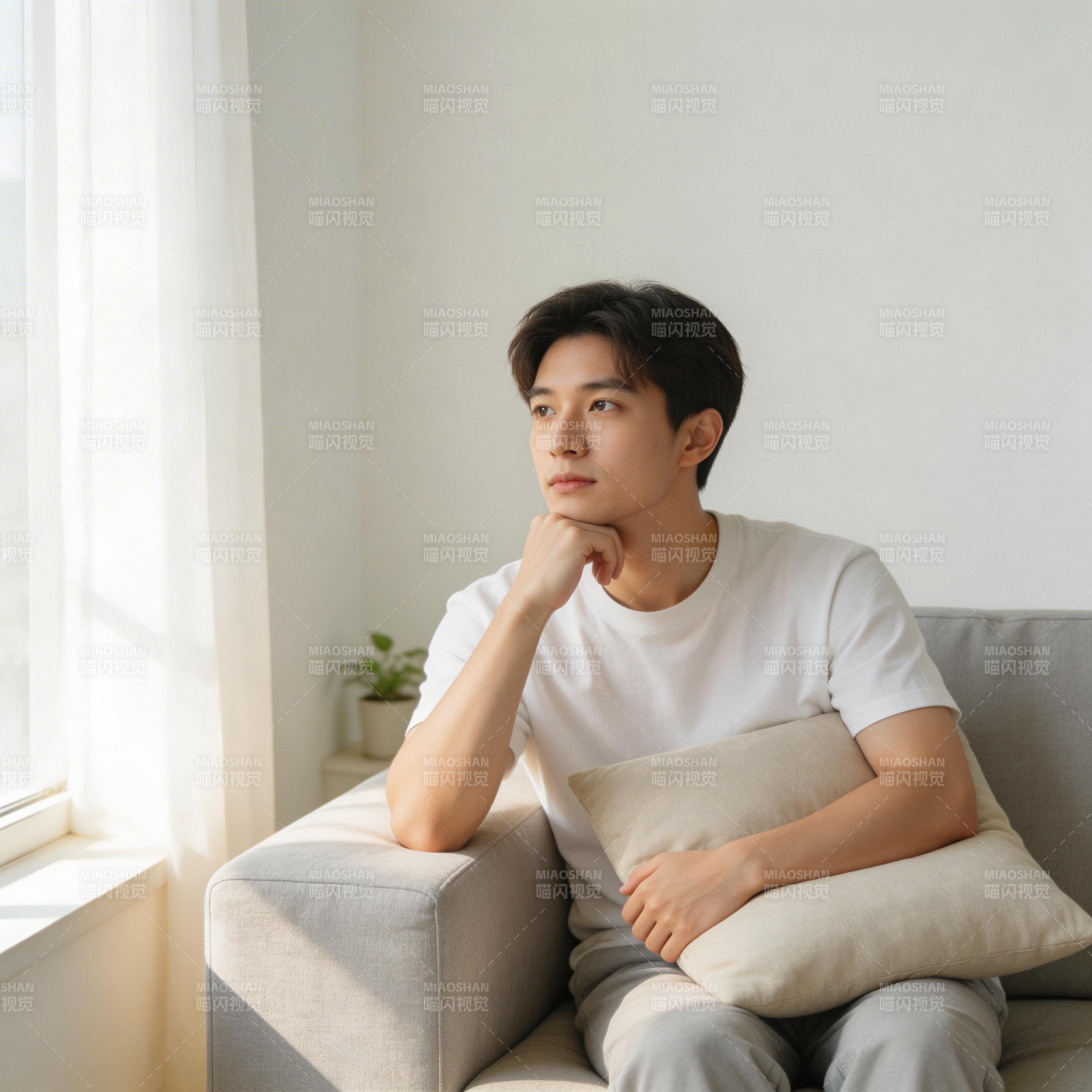 窗边沉思的少年图片