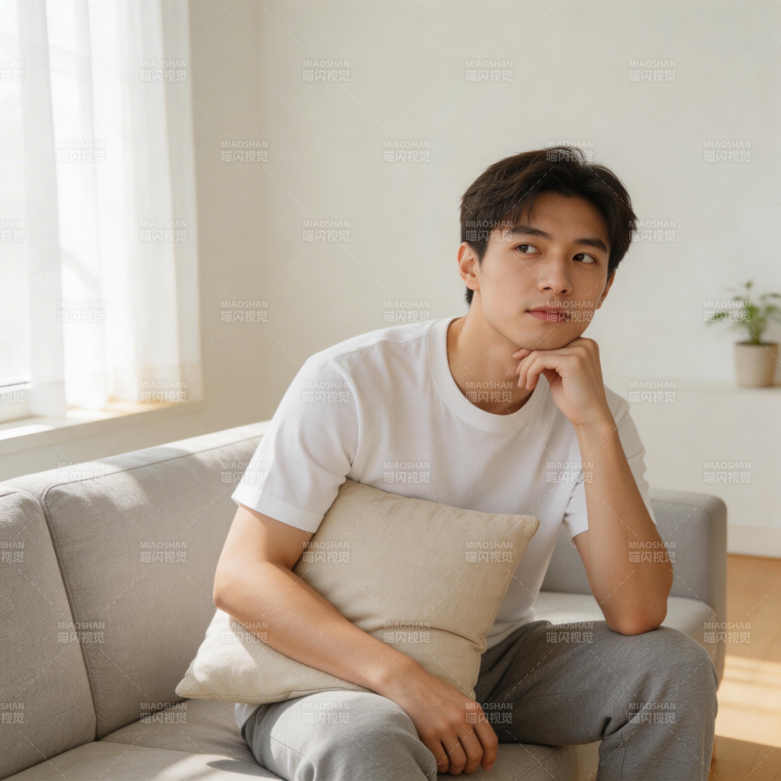 窗边沉思的青年男子图片