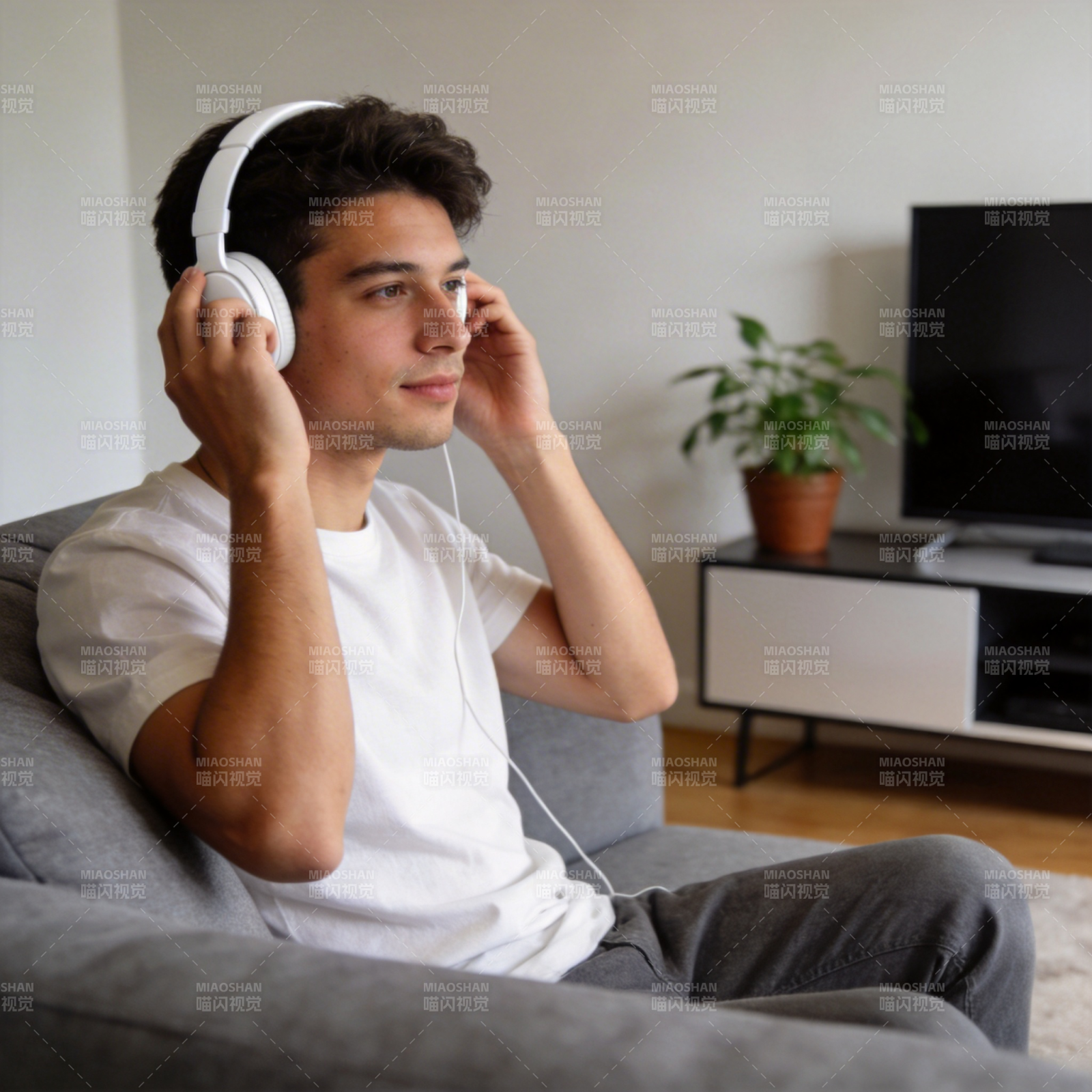 戴耳机听歌的青年图片