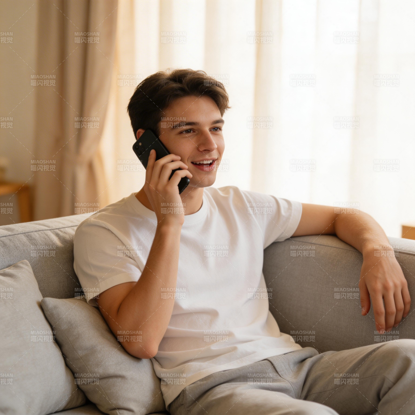 沙发通话 笑容满面图片