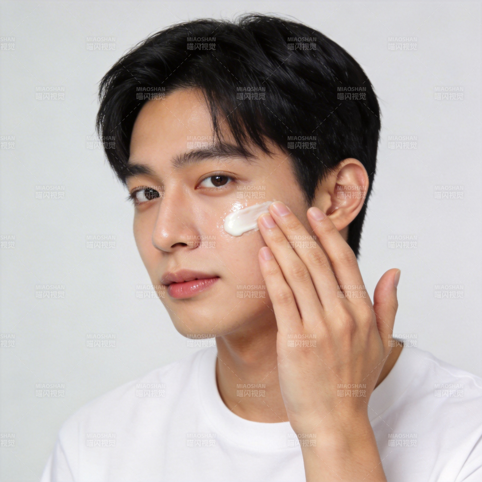 男士护肤 轻柔涂抹面霜图片