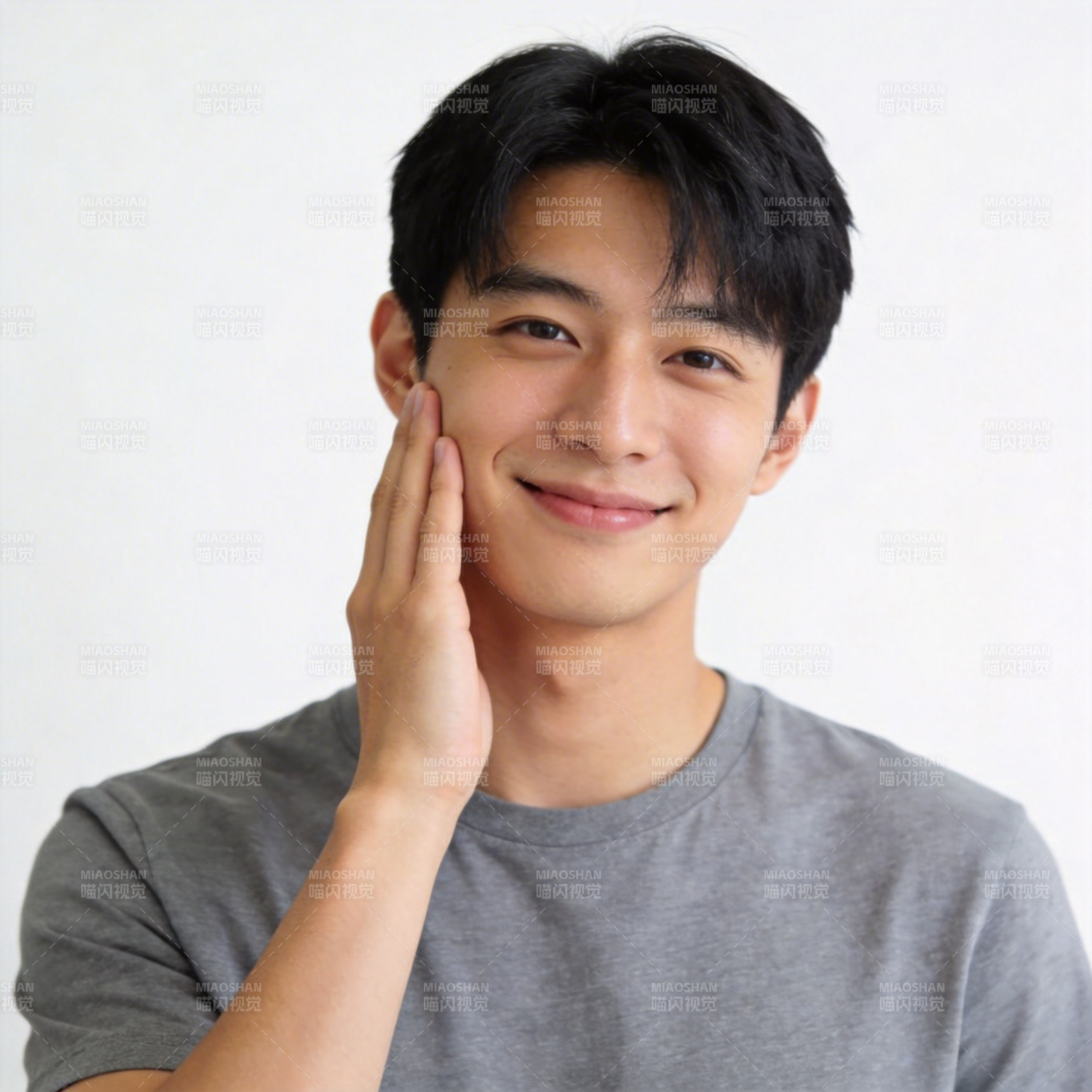 阳光少年微笑摸脸照图片