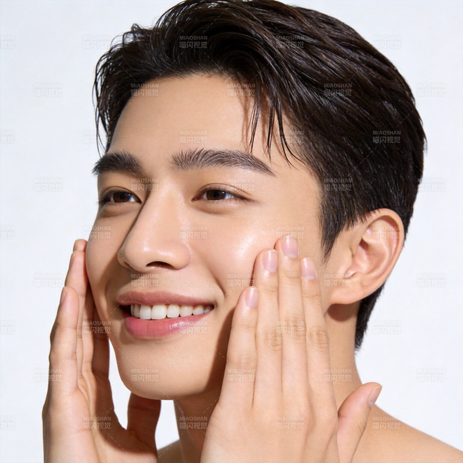 清爽少年 双手轻抚脸颊图片