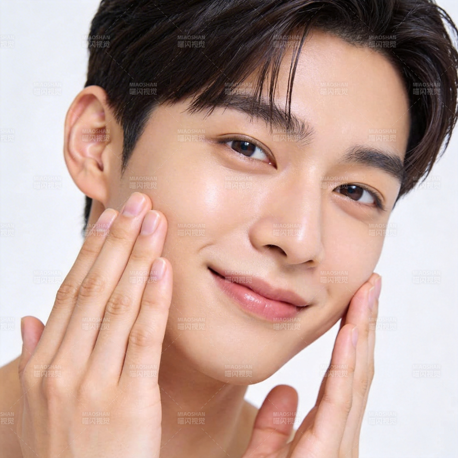 清新少年轻抚脸颊微笑图片