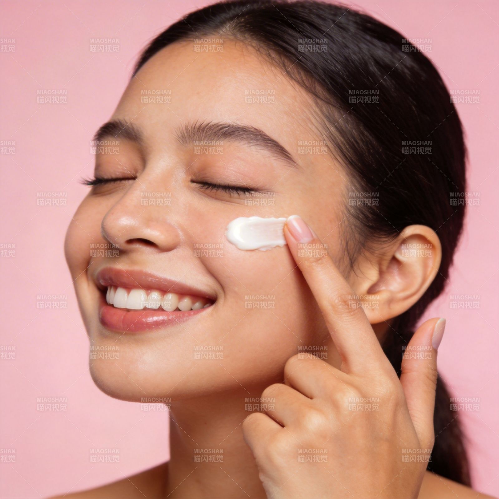 微笑涂抹面霜 肌肤焕亮图片
