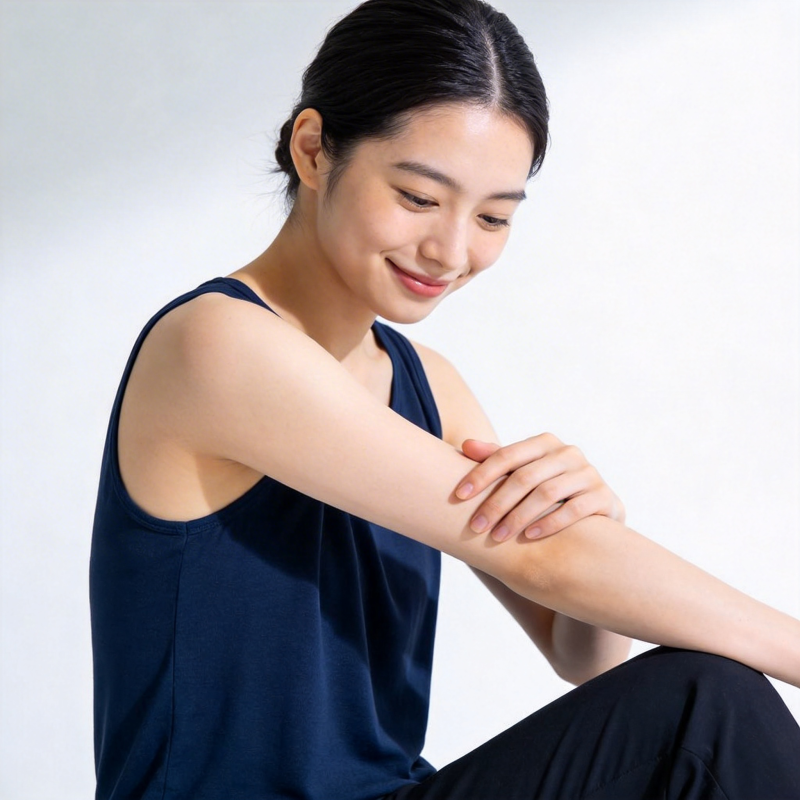 女子轻抚手臂 微笑温柔图片