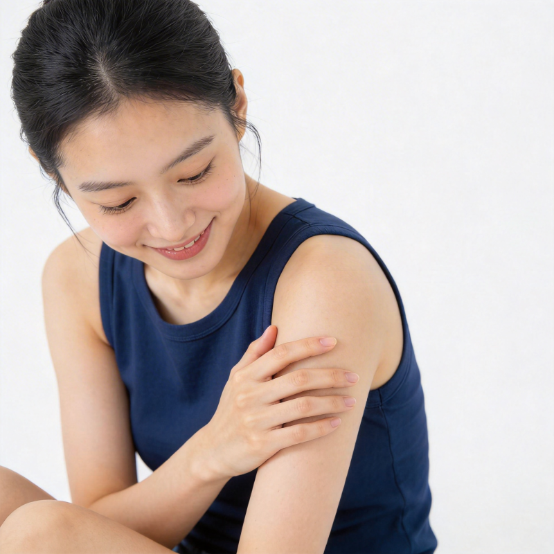 女子轻抚肩膀 微笑温柔图片