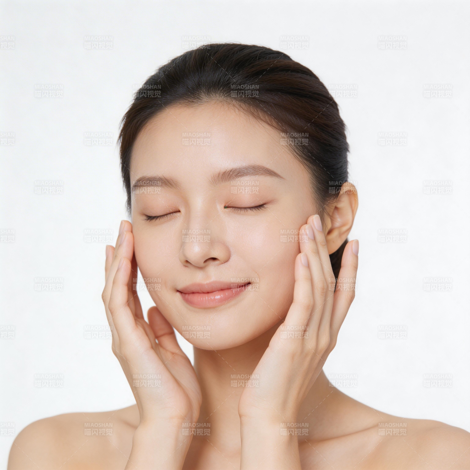 轻抚脸颊 静享柔肤时刻图片