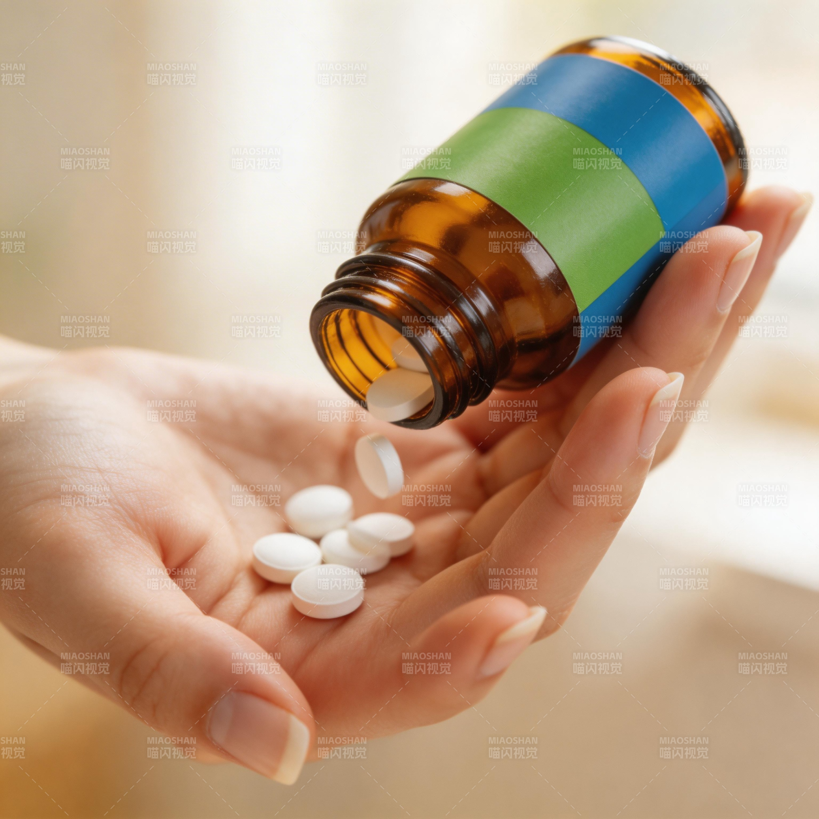 倒药片入掌心图片