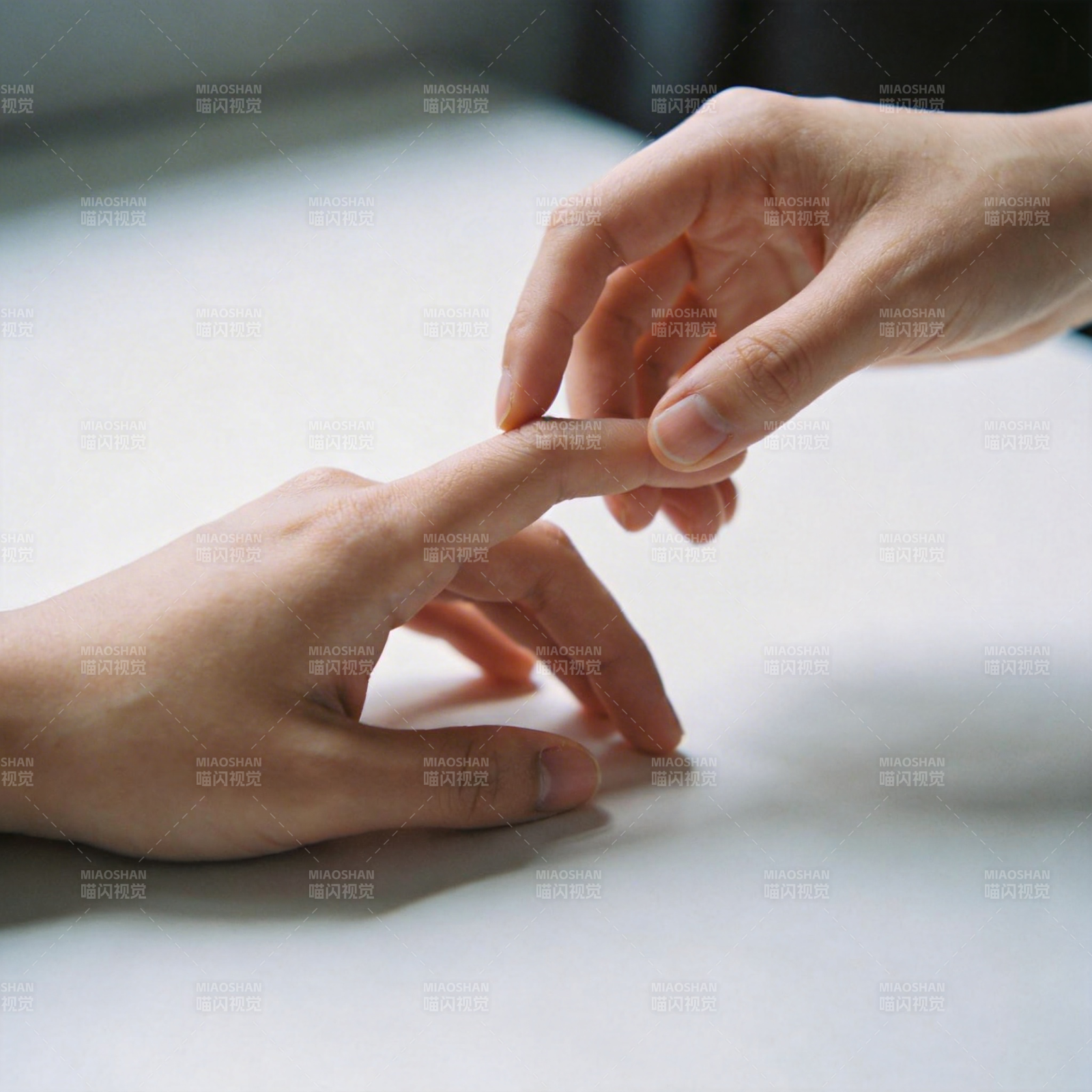 指尖轻触 温柔相连图片