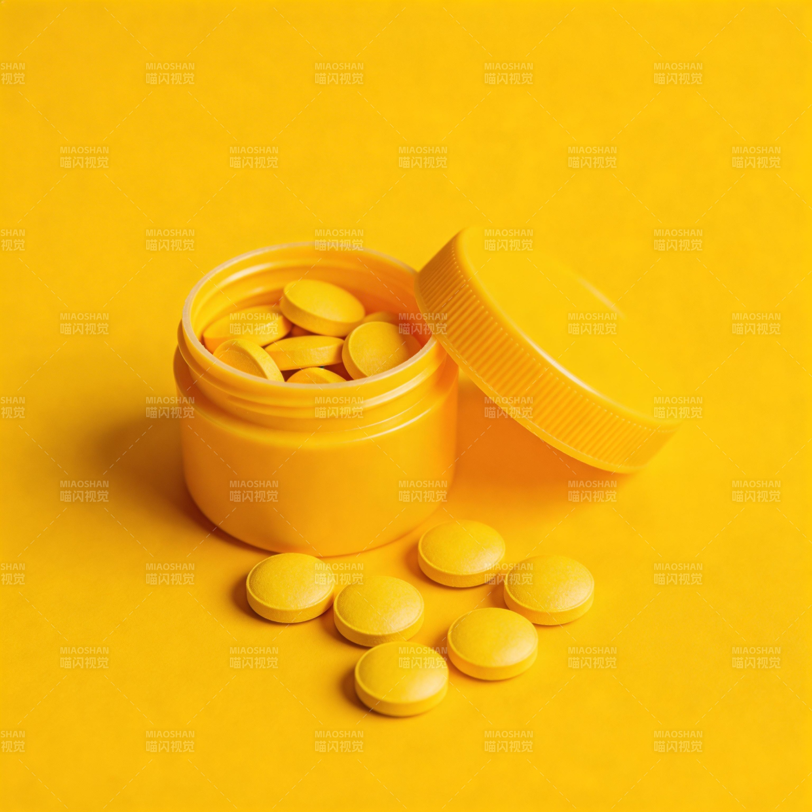 黄色药瓶与药片特写图片