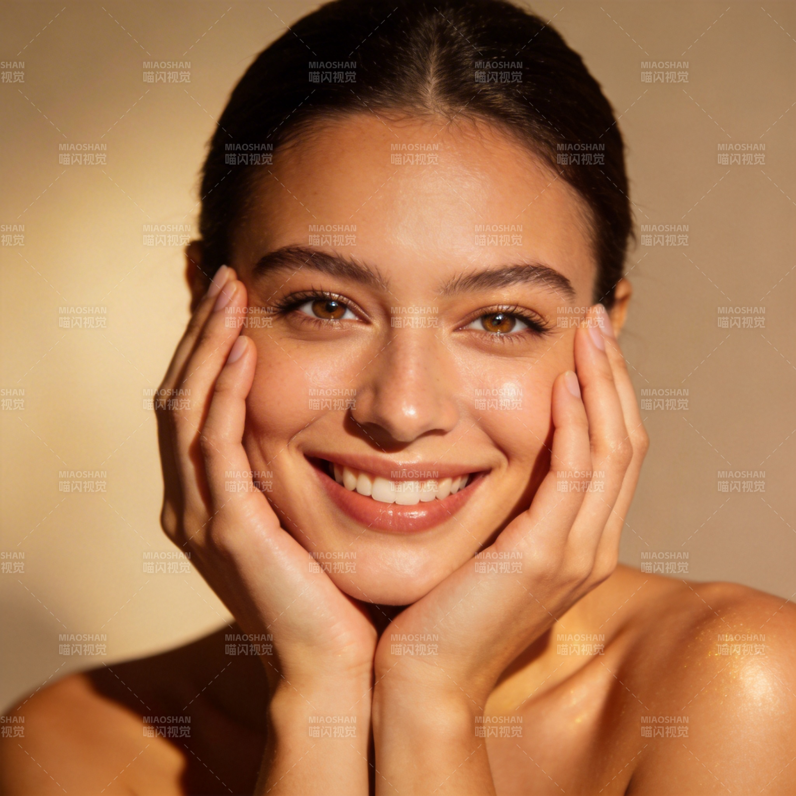 阳光微笑 双手托腮美如画图片