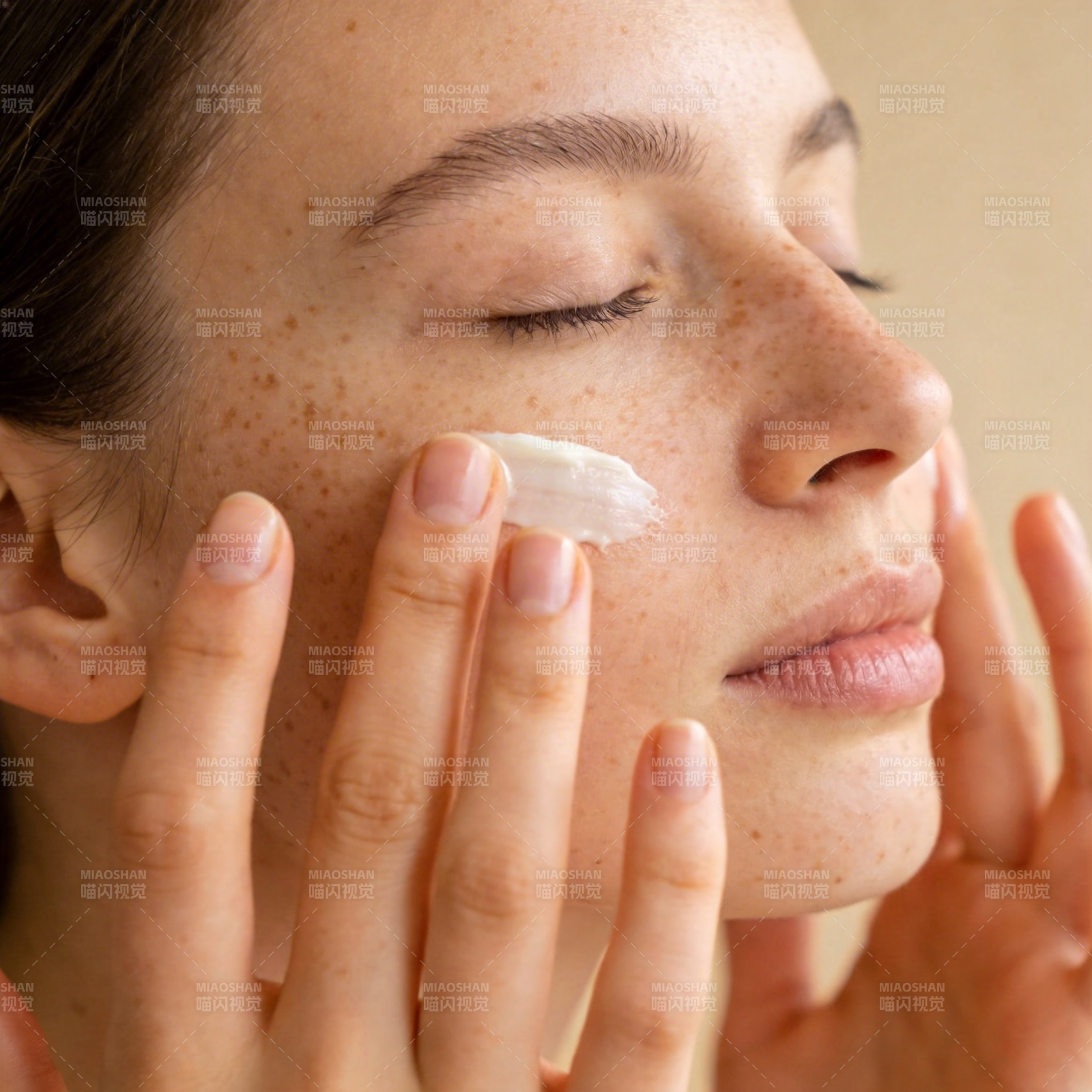 轻柔涂抹 呵护肌肤图片