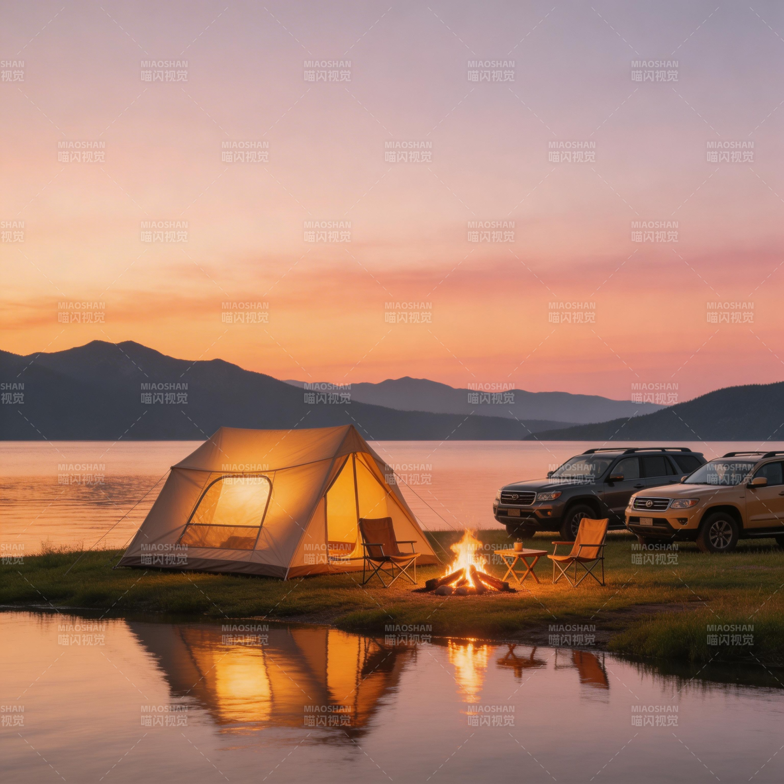 湖畔露营 夕阳篝火伴车眠图片