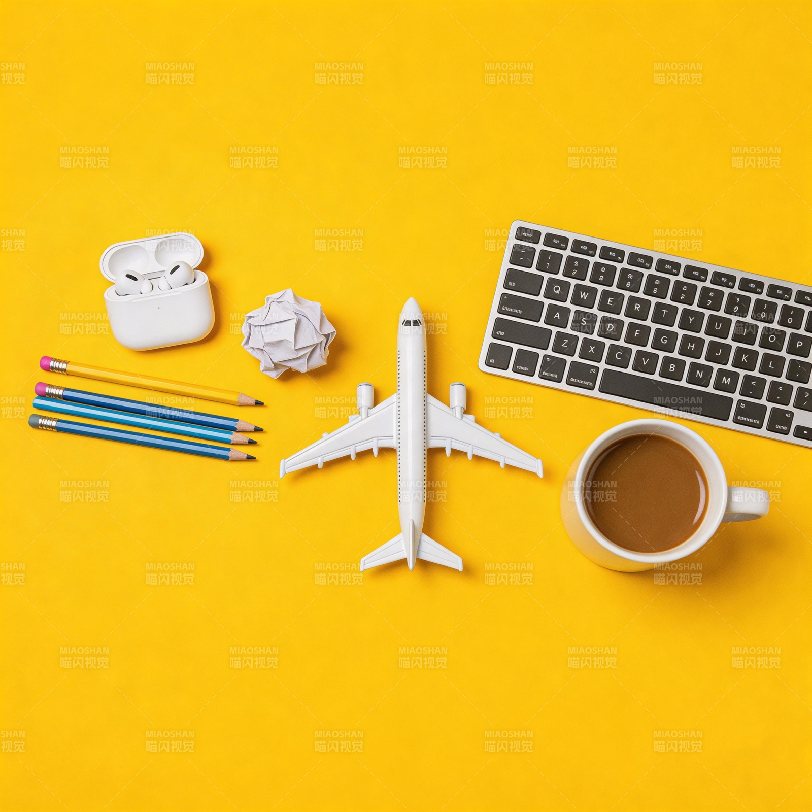 黄底办公创意摆拍图图片