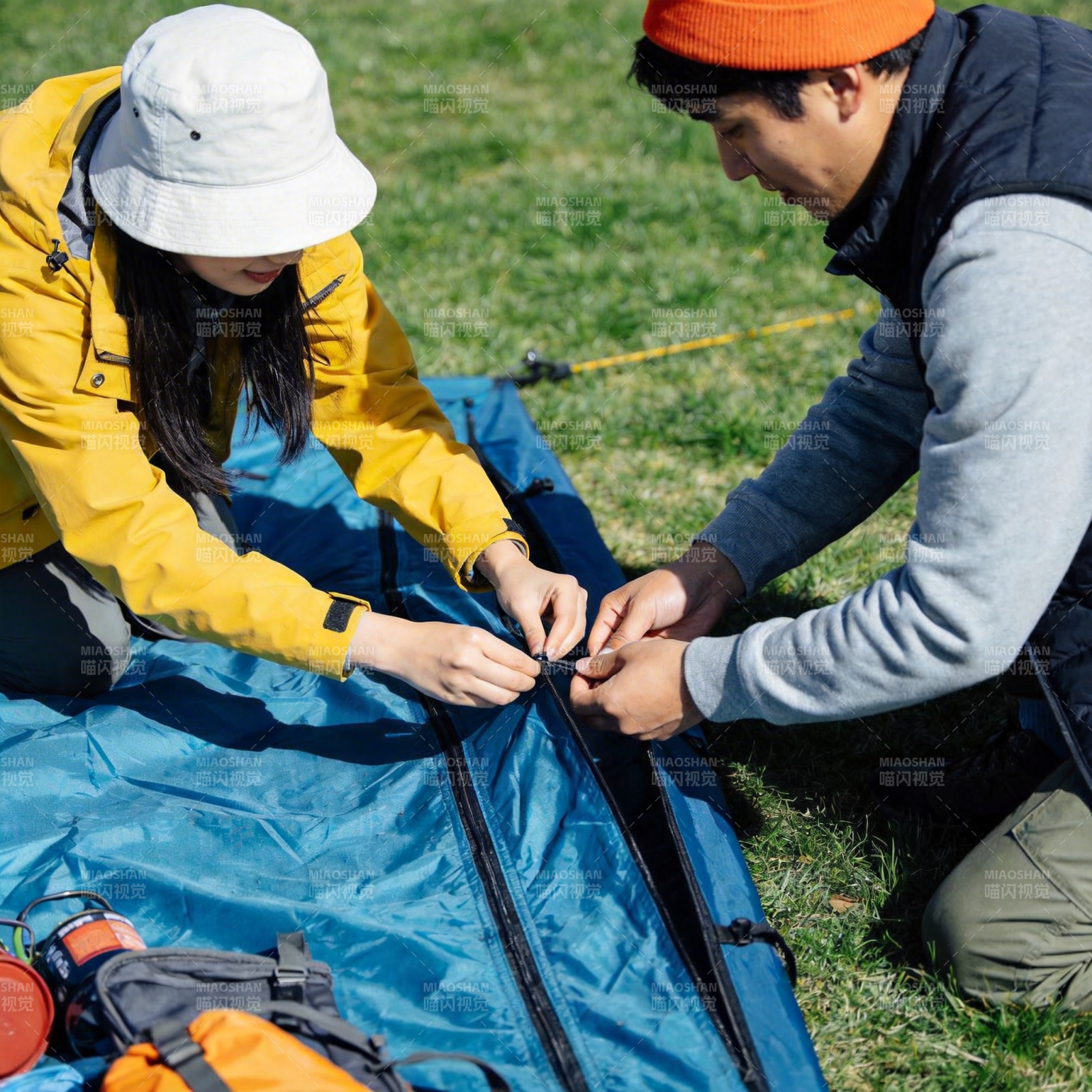 户外搭帐篷 情侣协作乐图片