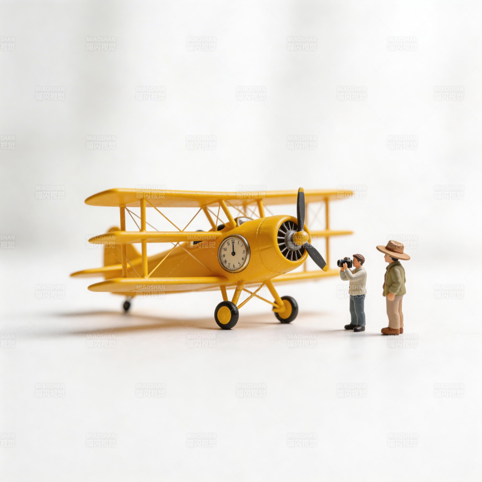 黄飞机旁两人观图片