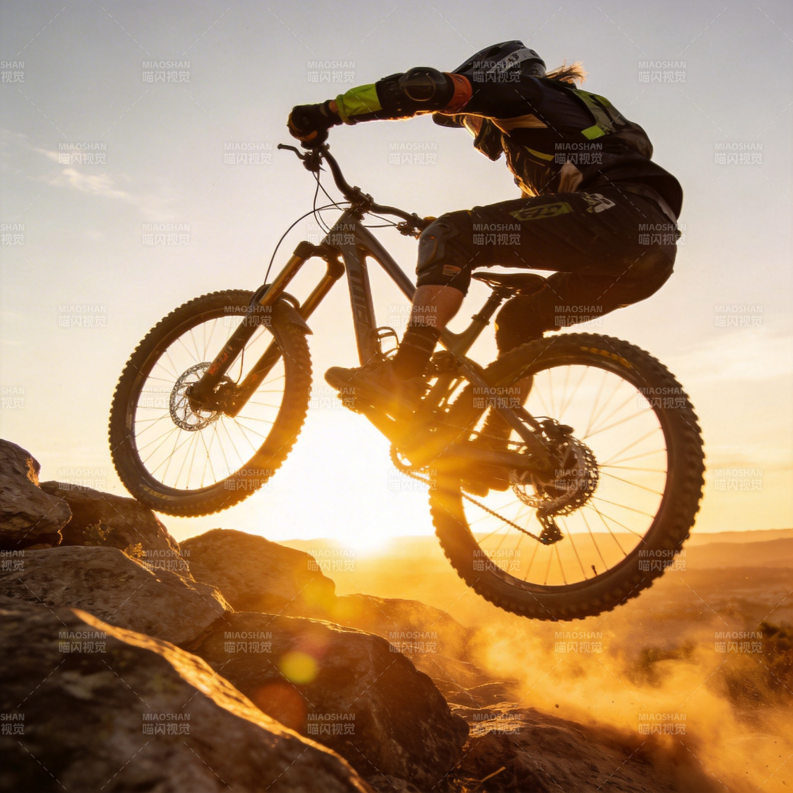 夕阳飞越 山地车腾空瞬间图片