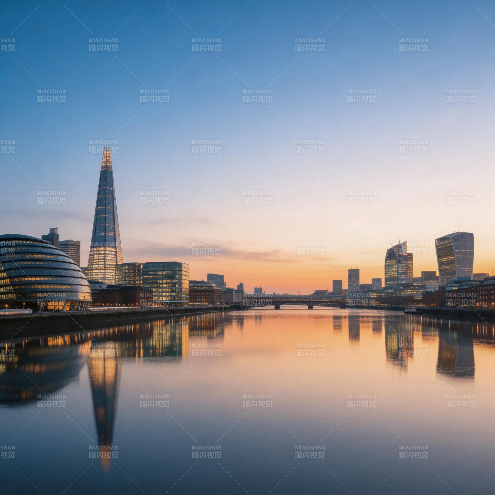 伦敦黄昏 泰晤士河倒影图片