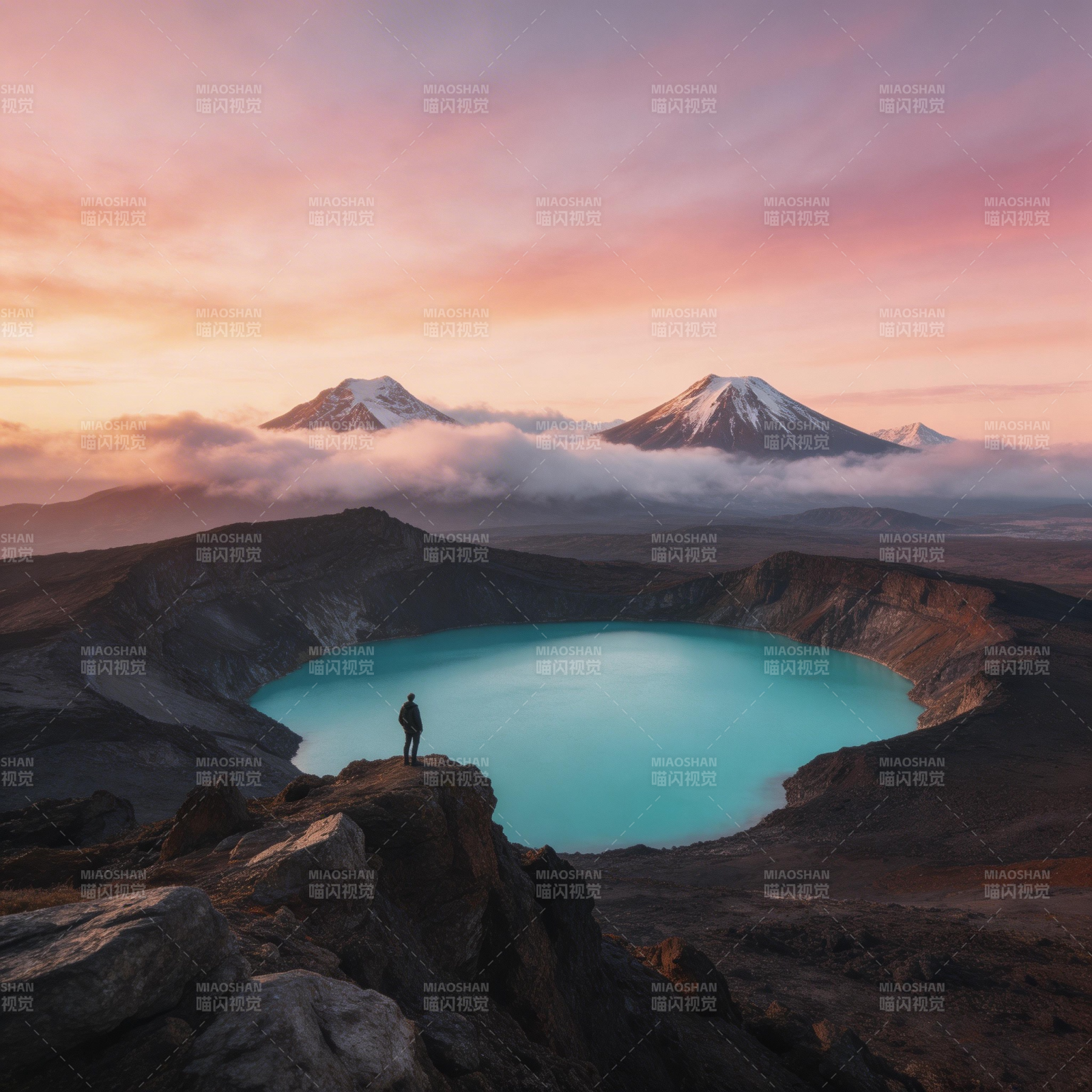 火山湖夕照 孤影望雪峰图片
