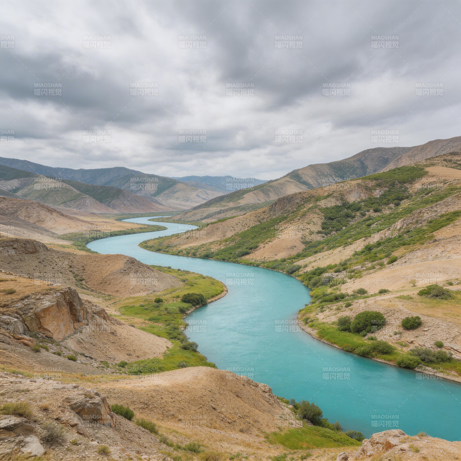 碧河蜿蜒穿荒漠山峦图片
