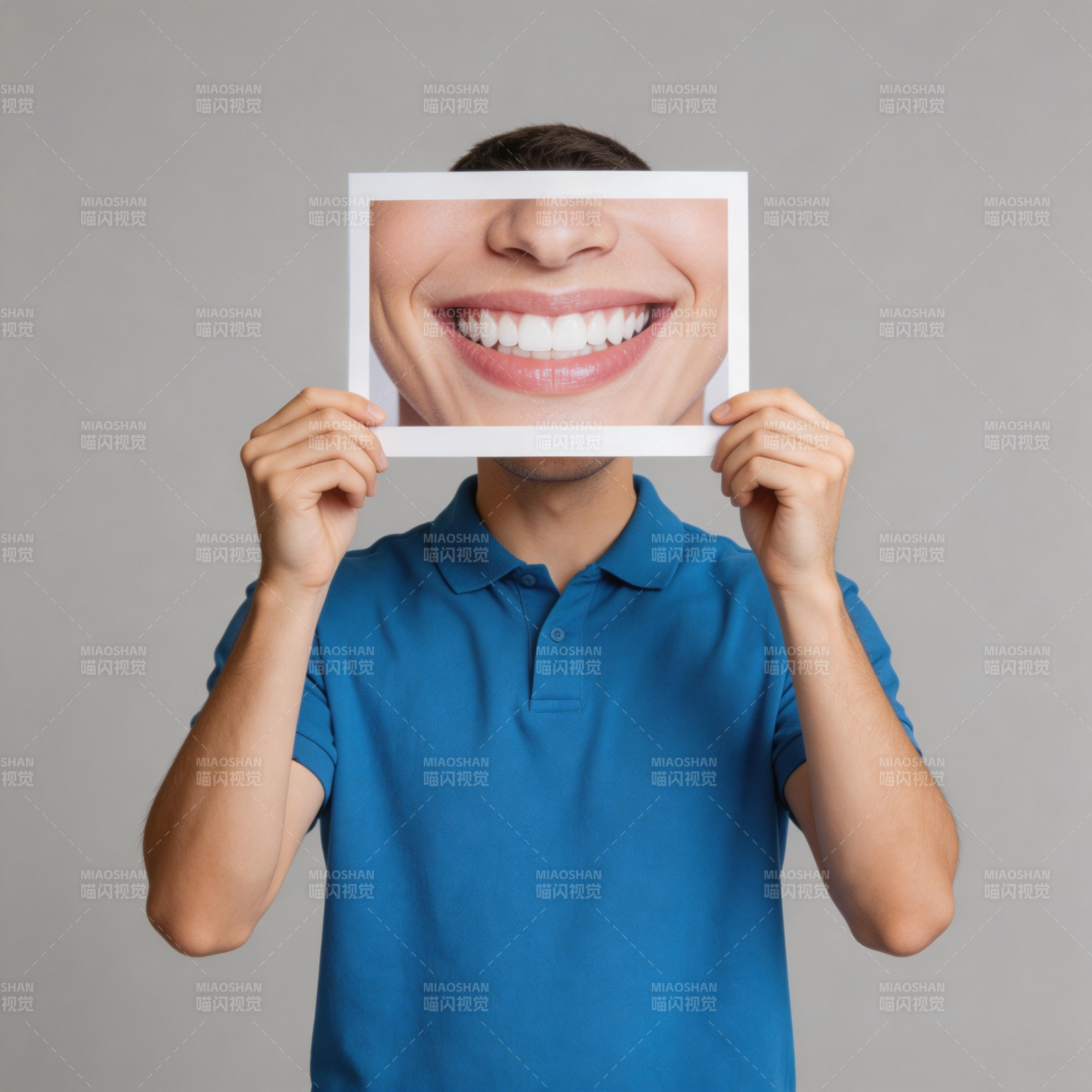 微笑遮面 自信绽放图片